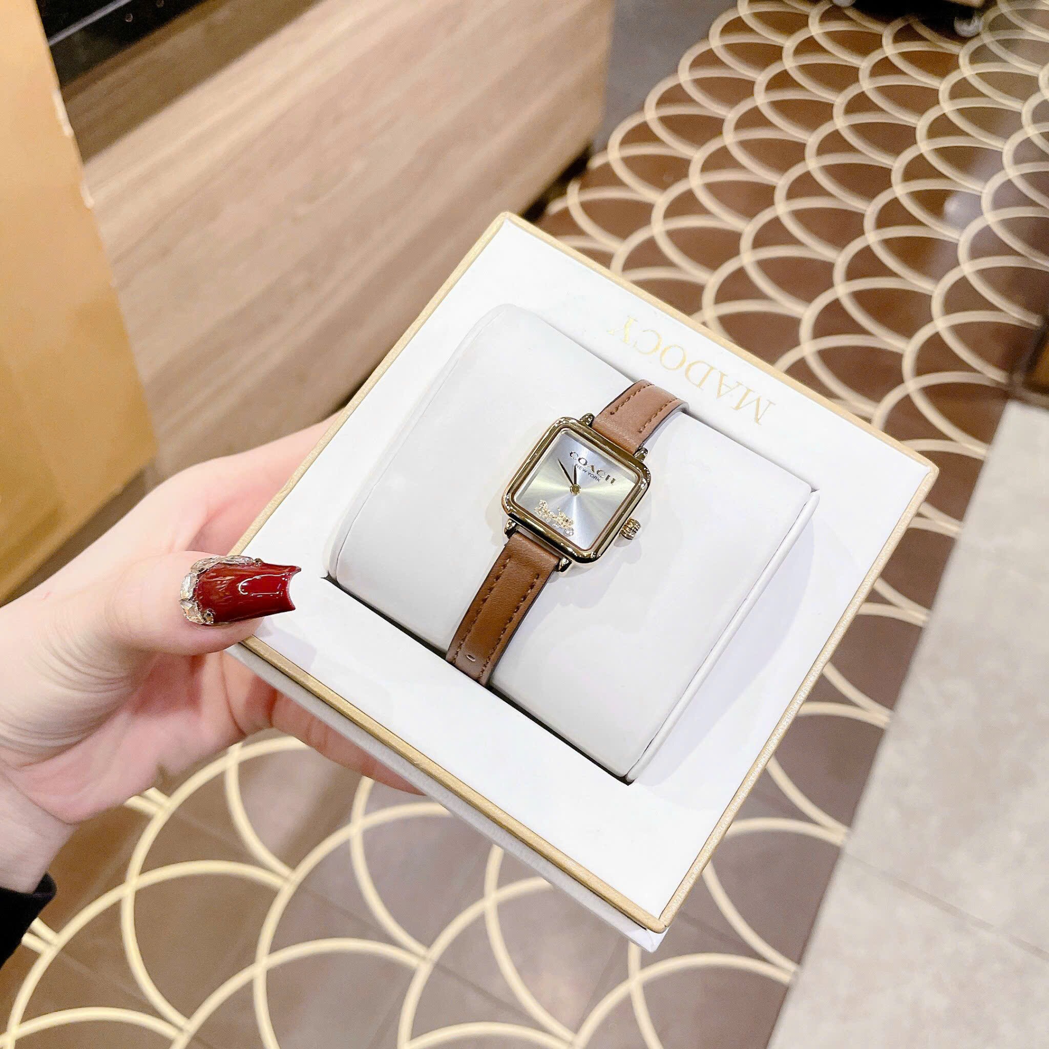 Đồng Hồ Coach Cass Xe Ngựa |Nữ Giới |Mặt Vuông |Dây Da Nâu |Máy Pin (Quartz) |Size 22mm |donghogiatot.vn