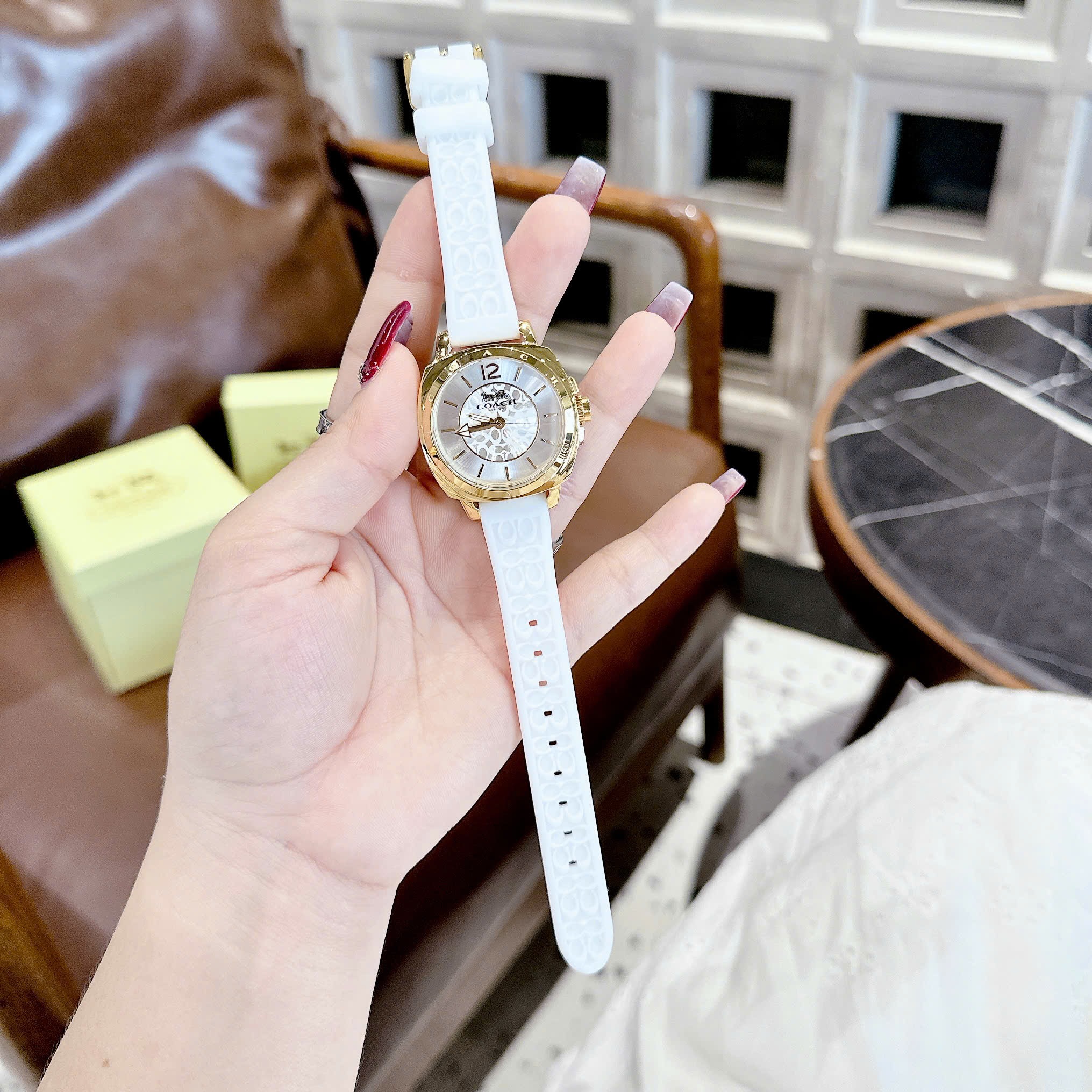 Đồng Hồ Coach Signature Boyfriend |Nữ Giới |Vàng Gold |Dây Sillicone Trắng |Máy Pin (Quartz) |Size 34mm |donghogiatot.vn