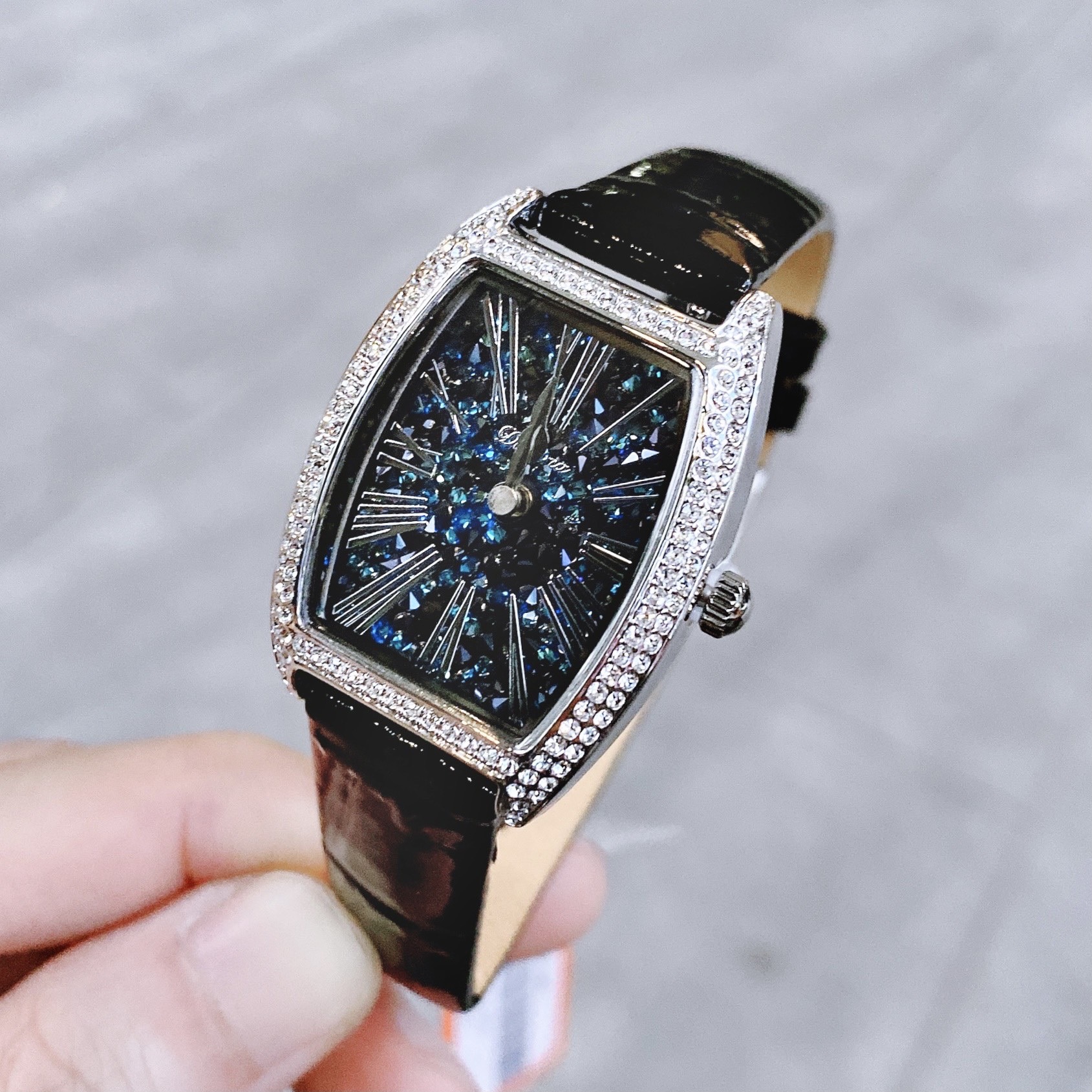 Đồng Hồ Davena Mặt Chữ Nhật |Nữ Giới |Full Đá Nhũ Xanh |Dây Da Đen |Máy Pin (Quartz) |Size 25x36mm |donghogiatot.vn