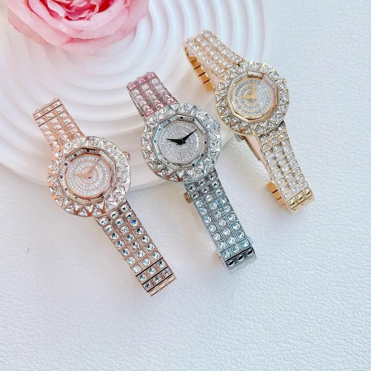 Đồng Hồ Davena Mặt Tròn Xoay |Nữ Giới |Vàng Gold |Dây Kim Loại Đính Đá |Máy Pin (Quartz) |Size 38mm |donghogiatot.vn