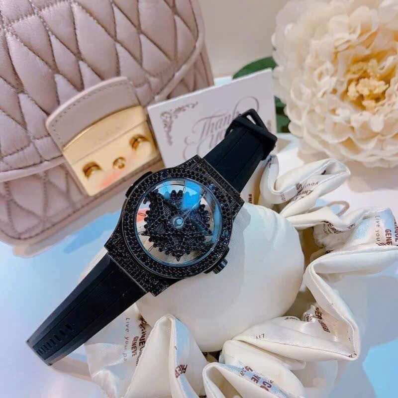 Đồng Hồ Davena Ngôi Sao Xoay |Nữ Giới |Full Đá Đen |Dây Silicone |Máy Pin (Quartz) |Size 38mm |donghogiatot.vn