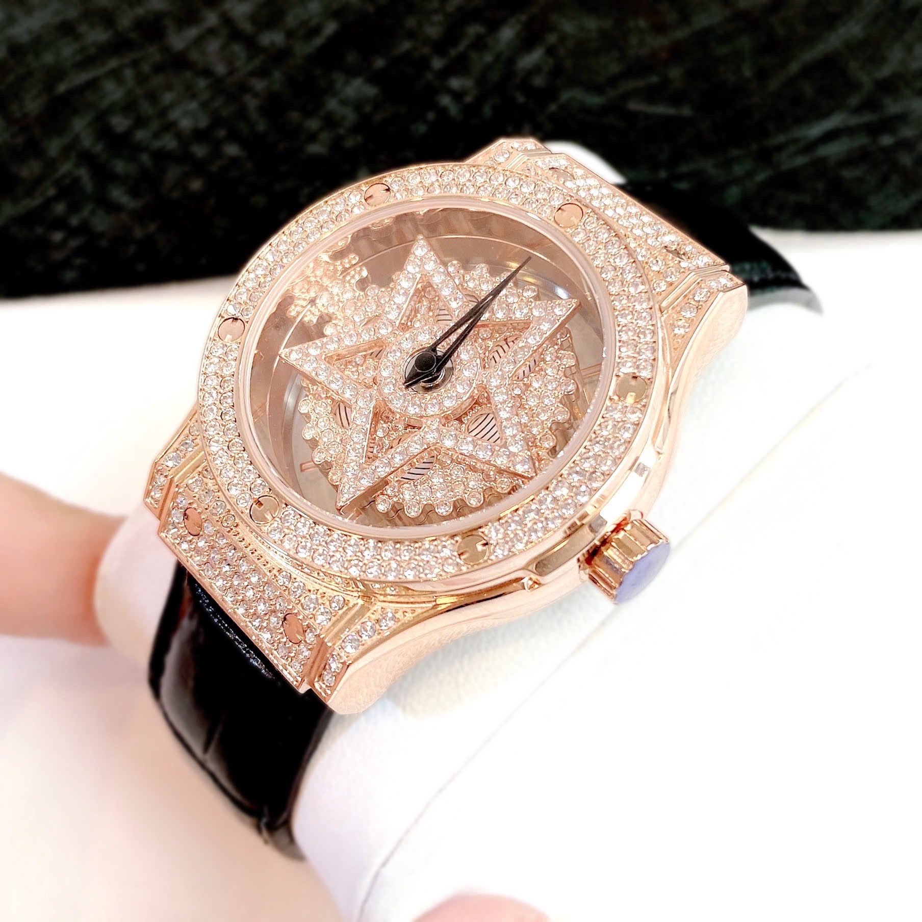 Đồng Hồ Davena Ngôi Sao Xoay |Nữ Giới |Full Đá Rose Gold |Dây Da Đen |Máy Pin (Quartz) |Size 38mm |donghogiatot.vn