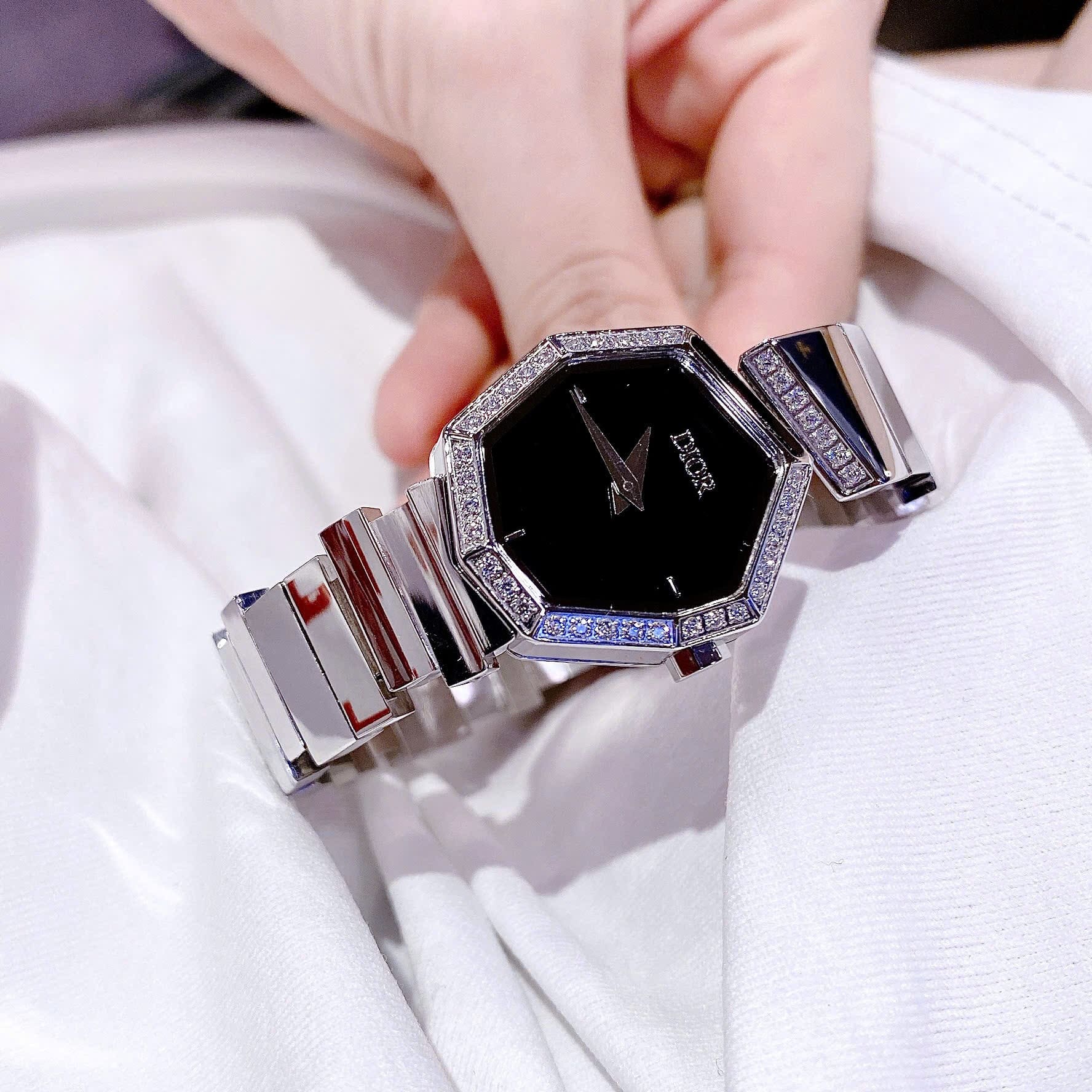 Đồng Hồ Christian Dior Gem |Nữ Giới |Mặt Đen |Đính Đá |Kiềng Lắc Tay Silver |Máy Pin (Quartz) |Size 30mm |donghogiatot.vn