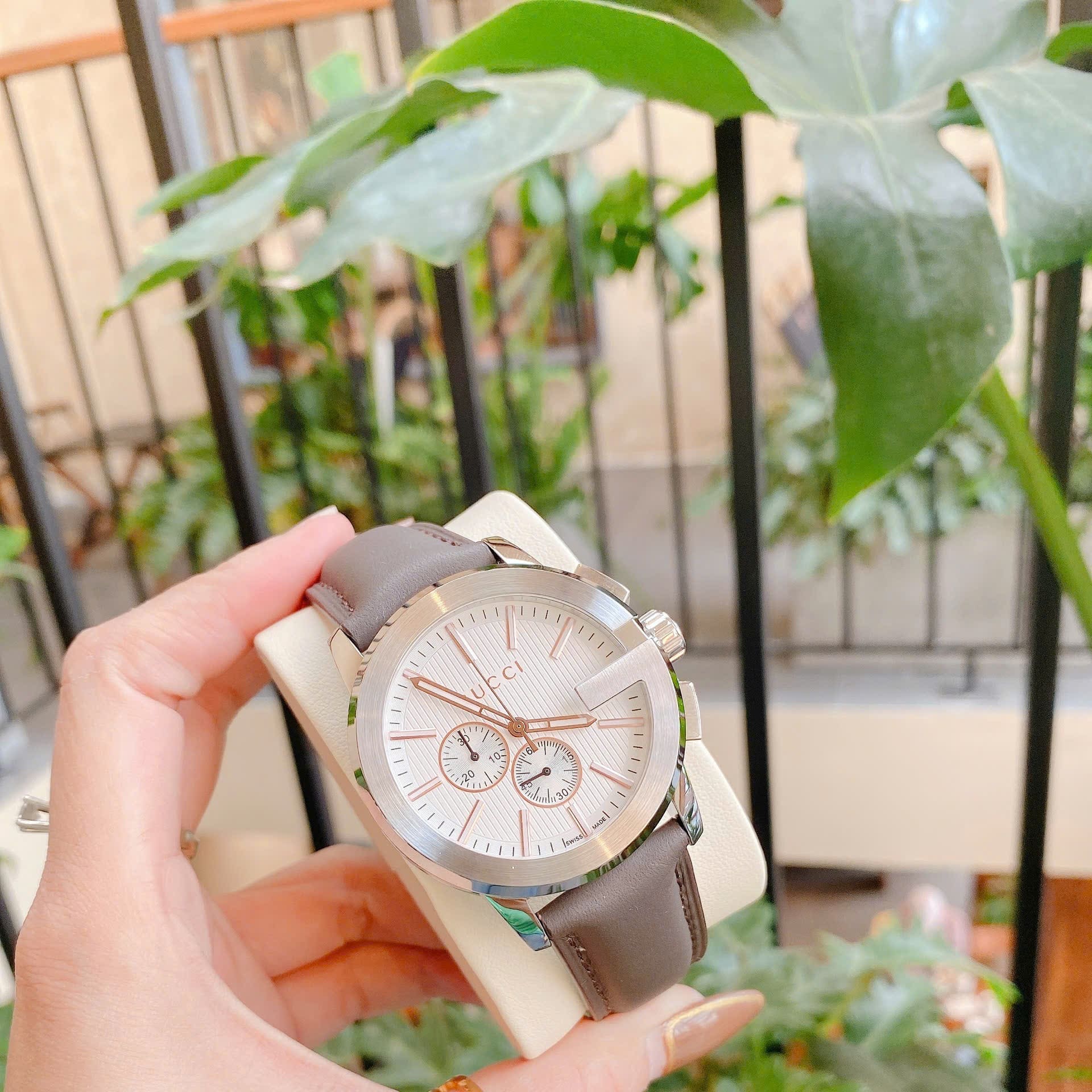 Đồng Hồ Gucci G-Timeless G-Chrono |Nam |Mặt Trắng |Silver |Dây Da Nâu |Máy Pin (Quartz) |Size 42mm |donghogiatot.vn