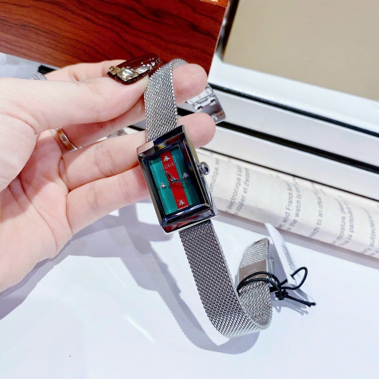 Đồng Hồ Gucci G-Frame |Nữ |Mặt Chữ Nhật Nhiều Màu |Dây Lưới Silver |Máy Pin (Quartz) |Size 21x34mm |donghogiatot.vn