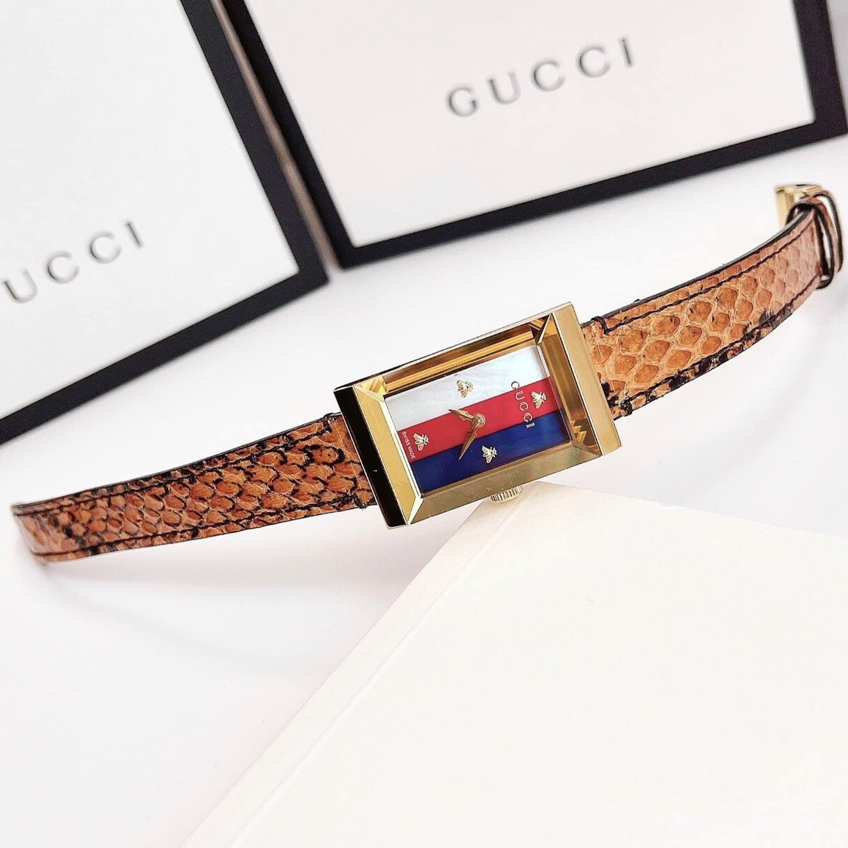 Đồng Hồ Gucci G-Frame |Nữ |Mặt Chữ Nhật |Vàng Gold |Dây Da Nâu |Máy Pin (Quartz) |Size 21x34mm |donghogiatot.vn