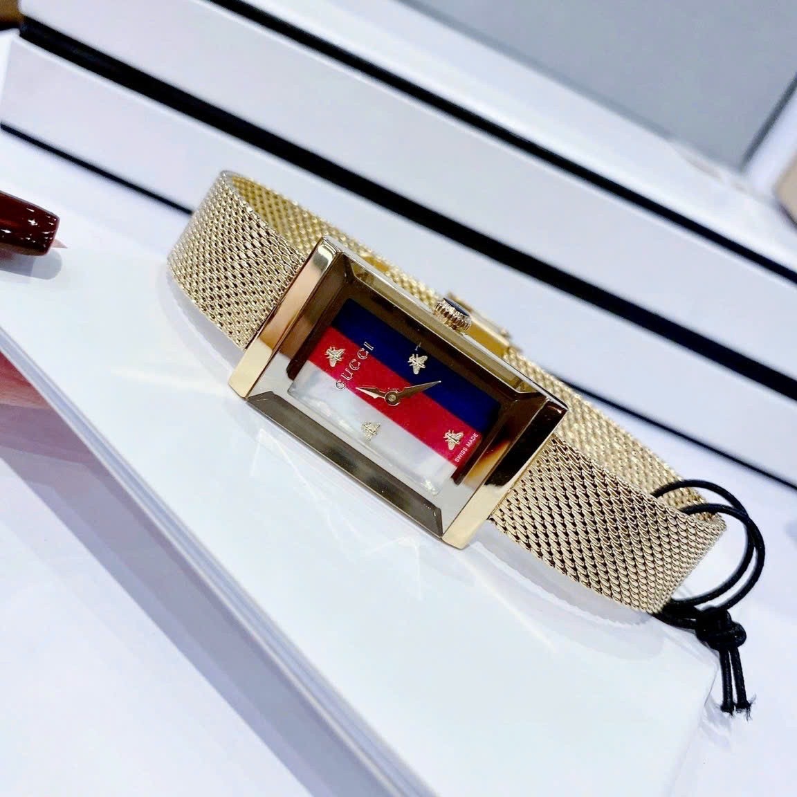 Đồng Hồ Gucci |Nữ |Mặt Chữ Nhật Xanh Đỏ Trắng |Dây Lưới Vàng Gold |Máy Pin (Quartz) |Size 21x34mm |donghogiatot.vn