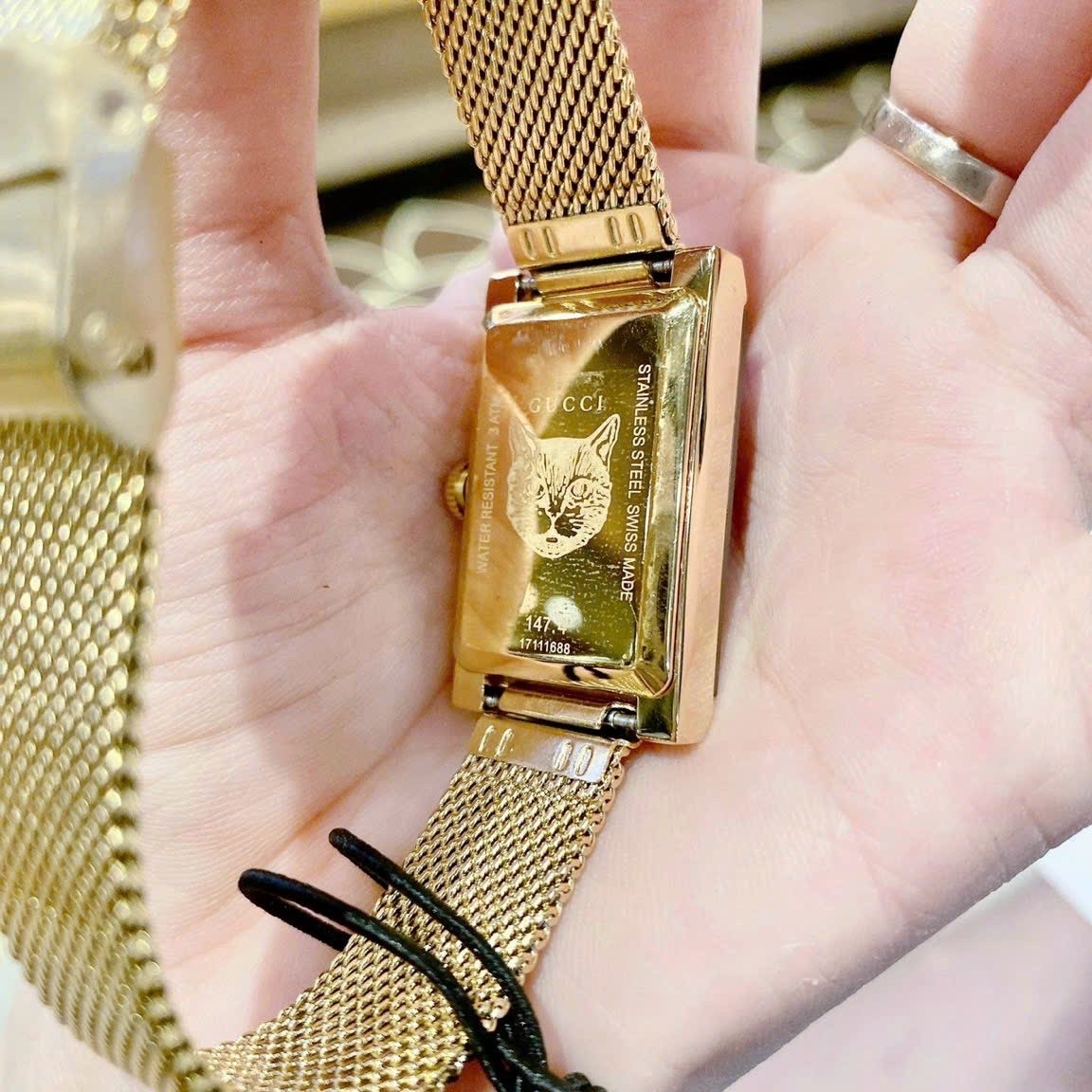 Đồng Hồ Gucci |Nữ |Mặt Chữ Nhật Xanh Đỏ Trắng |Dây Lưới Vàng Gold |Máy Pin (Quartz) |Size 21x34mm |donghogiatot.vn