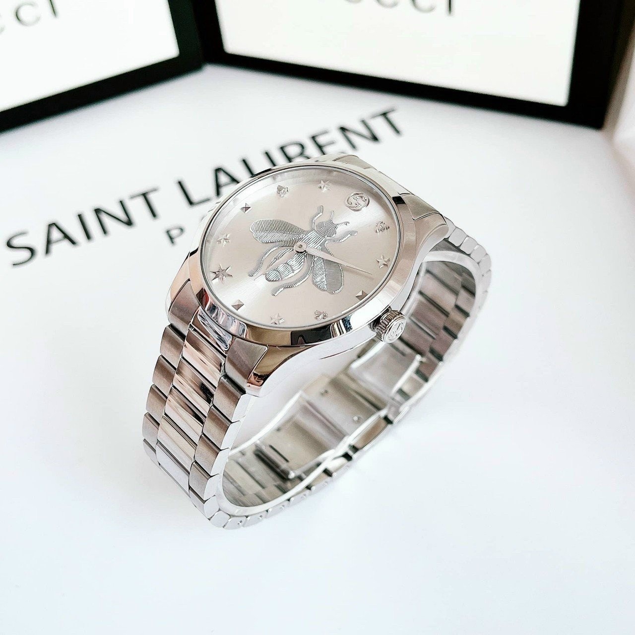 Đồng Hồ Gucci G-Timeless Iconic |Nam |Mặt Con Ong Trắng |Dây Kim Loại Silver |Máy Pin (Quartz) |Size 38mm |donghogiatot.vn