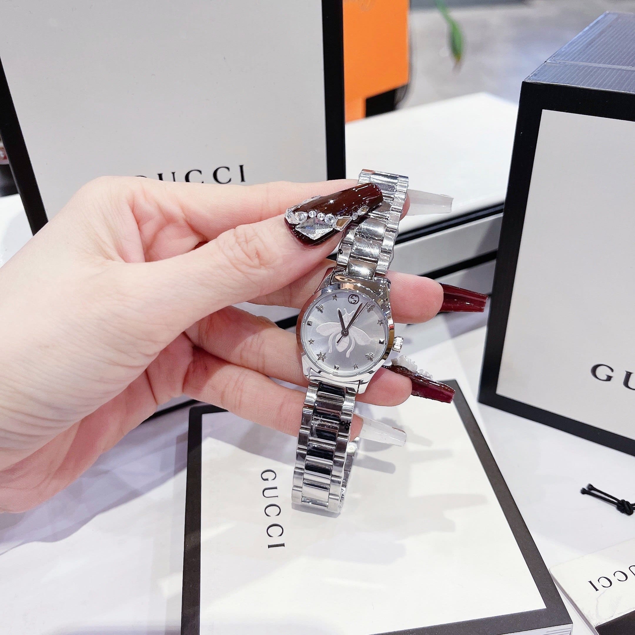 Đồng Hồ Gucci G-Timeless Iconic |Nữ |Chú Ong Trắng |Dây Kim Loại Silver |Máy Pin (Quartz) |Size 28mm |donghogiatot.vn