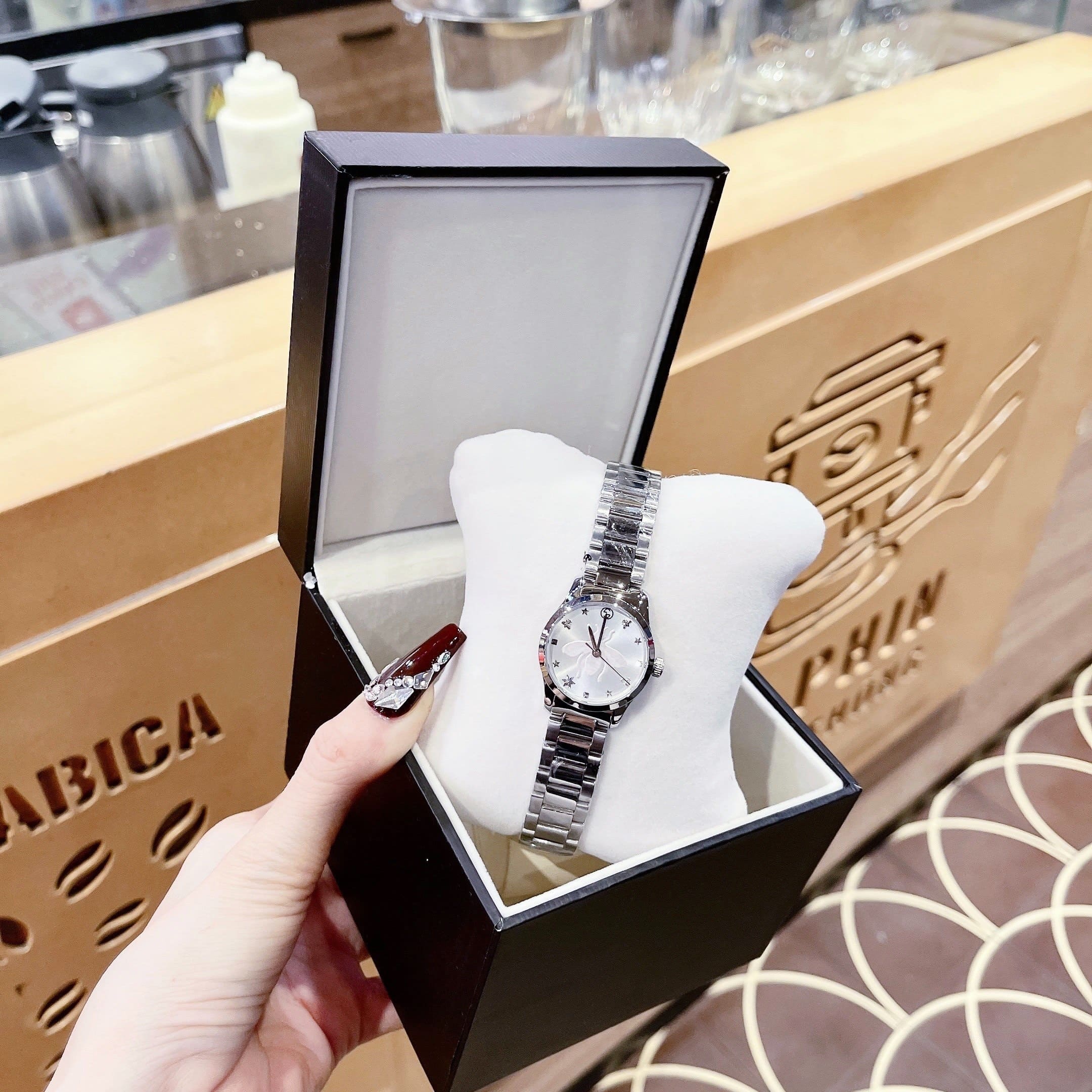 Đồng Hồ Gucci G-Timeless Iconic |Nữ |Chú Ong Trắng |Dây Kim Loại Silver |Máy Pin (Quartz) |Size 28mm |donghogiatot.vn