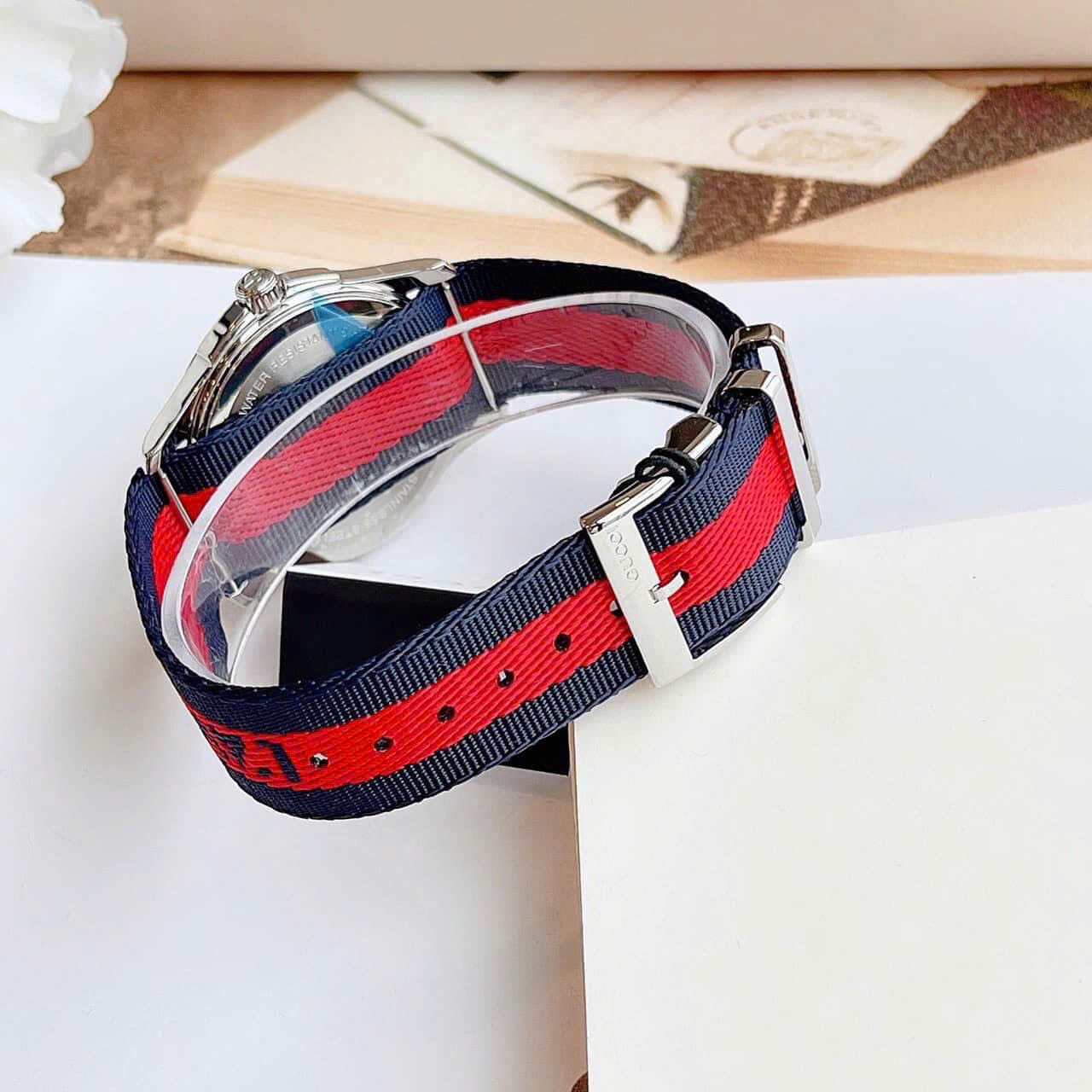 Đồng Hồ Gucci G-Timeless Le Marche Des Merveilles |Nữ |Họa Tiết Rắn |Dây Vải Xanh Dương Đỏ |Máy Pin (Quartz) |Size 38mm |donghogiatot.vn