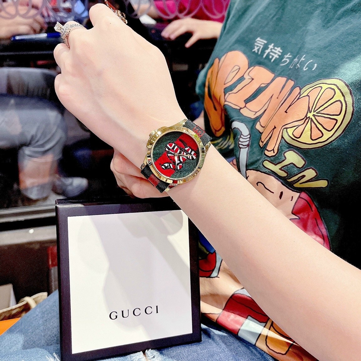 Đồng Hồ Gucci G-Timeless Mặt Thêu Hình Rắn |Nữ |Vàng Gold |Dây Vải Dù Xanh Lá Đỏ |Máy Pin (Quartz) |Size 38mm |donghogiatot.vn