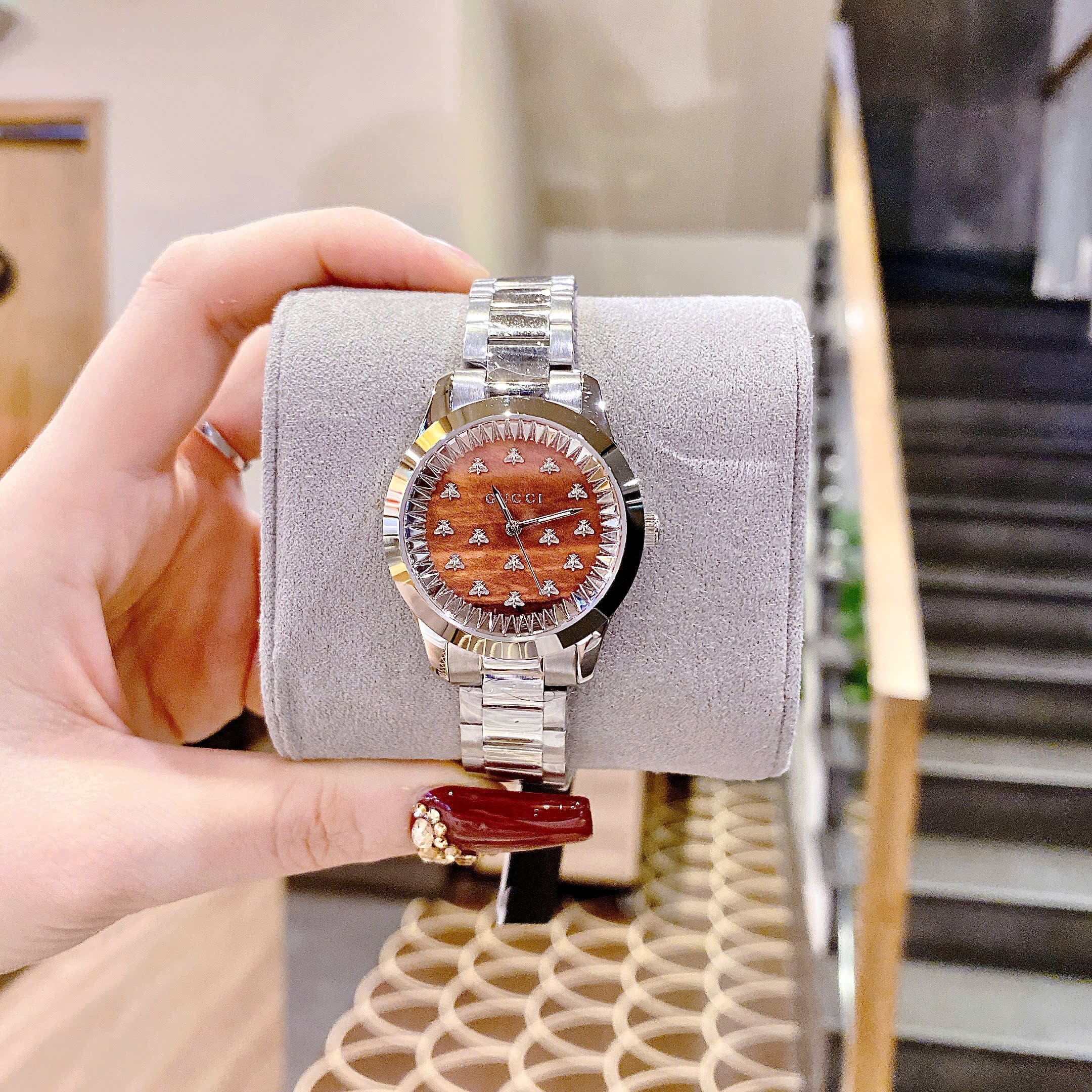 Đồng Hồ Gucci G-Timeless Multibee |Nữ Giới |Mặt Nâu |Đính Ong |Dây Kim Loại |Máy Pin (Quartz) |Size 32mm |donghogiatot.vn