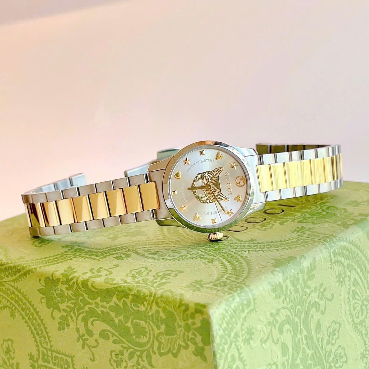 Đồng Hồ Gucci G-Timeless Mystic Cat Motif |Nữ |Mặt Trắng |Dây Kim Loại Demi Vàng |Máy Pin (Quartz) |Size 28mm |donghogiatot.vn