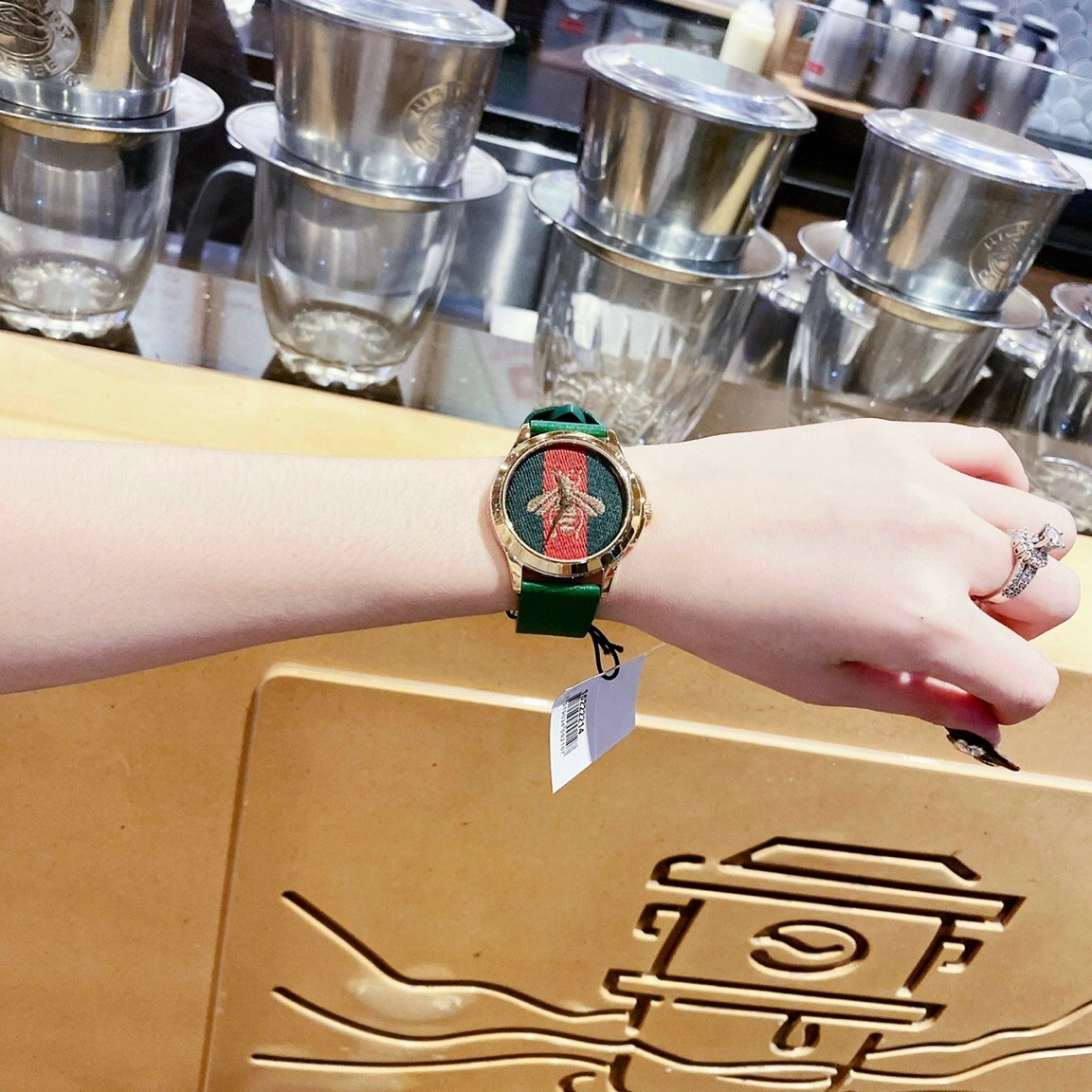 Đồng Hồ Gucci G-Timeless |Nữ |Họa Tiết Con Ong Thêu |Dây Da Xanh Lá |Máy Pin (Quartz) |Size 38mm |donghogiatot.vn