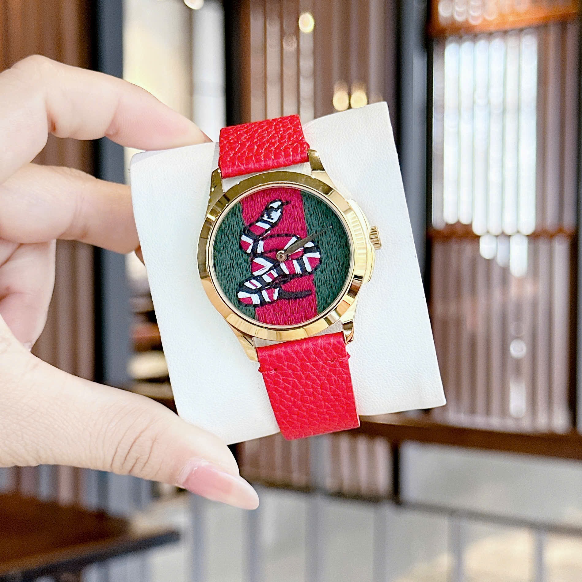 Đồng Hồ Gucci G-Timeless |Nữ |Mặt Con Rắn Thêu |Dây Da Màu Đỏ |Máy Pin (Quartz) |Size 38mm |donghogiatot.vn