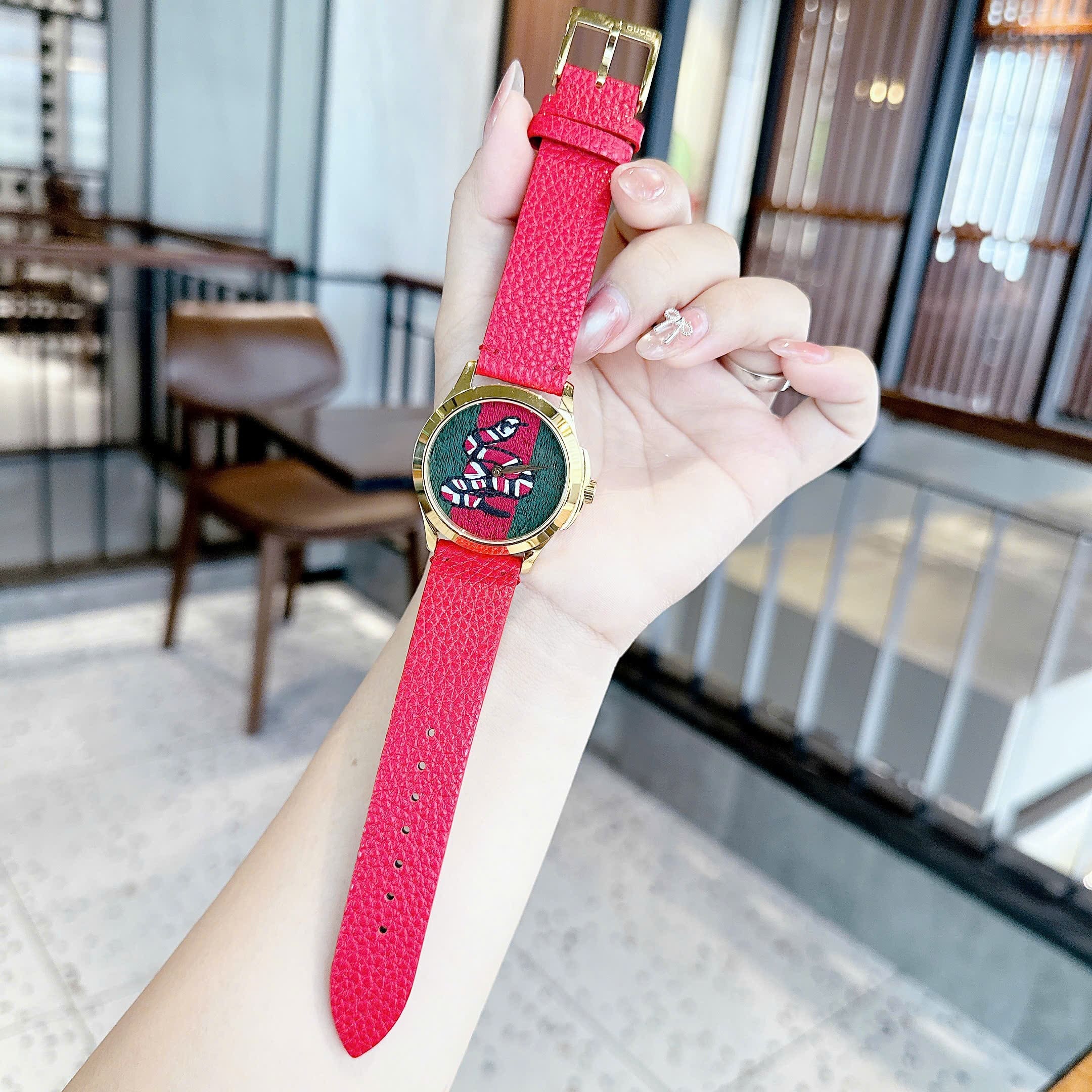 Đồng Hồ Gucci G-Timeless |Nữ |Mặt Con Rắn Thêu |Dây Da Màu Đỏ |Máy Pin (Quartz) |Size 38mm |donghogiatot.vn