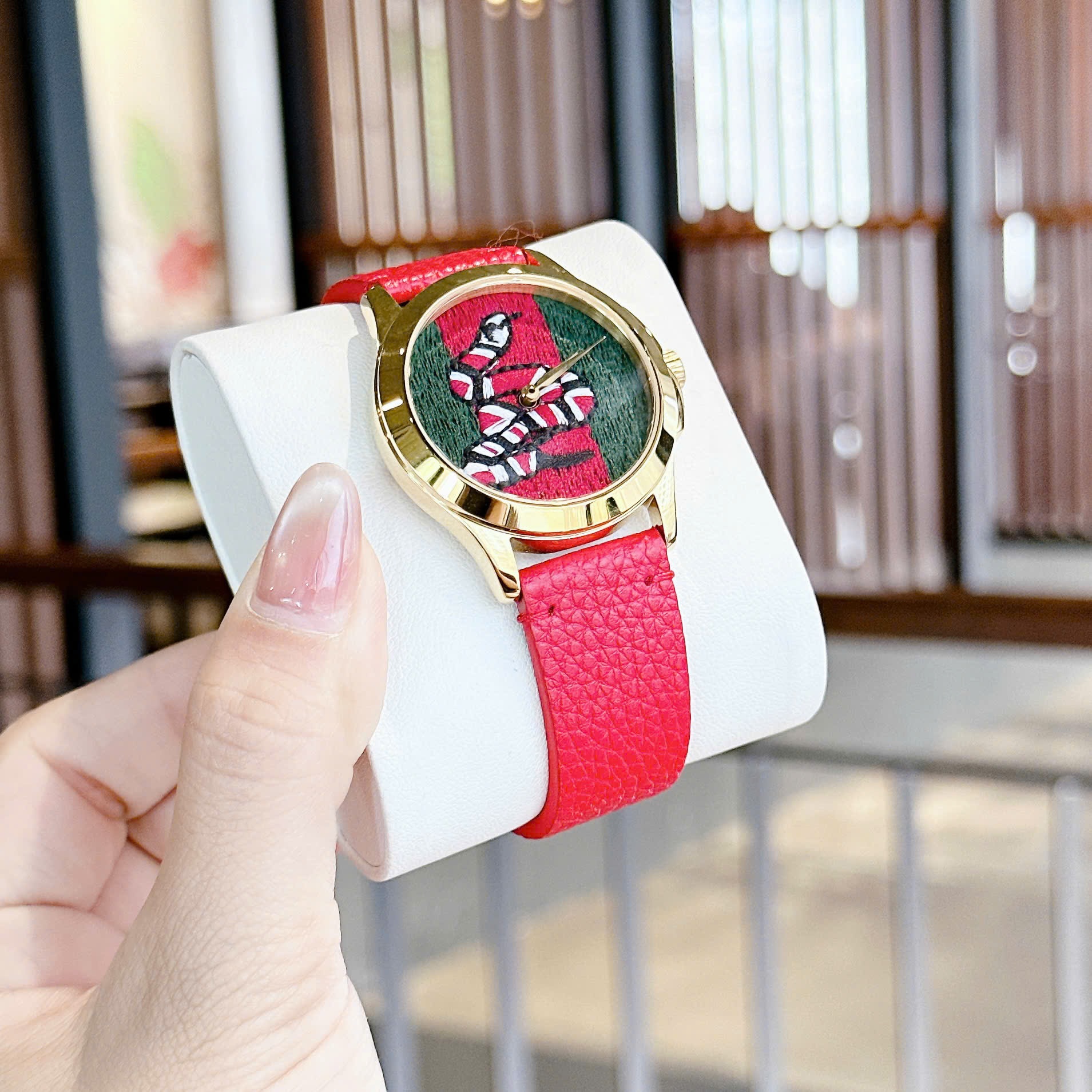 Đồng Hồ Gucci G-Timeless |Nữ |Mặt Con Rắn Thêu |Dây Da Màu Đỏ |Máy Pin (Quartz) |Size 38mm |donghogiatot.vn