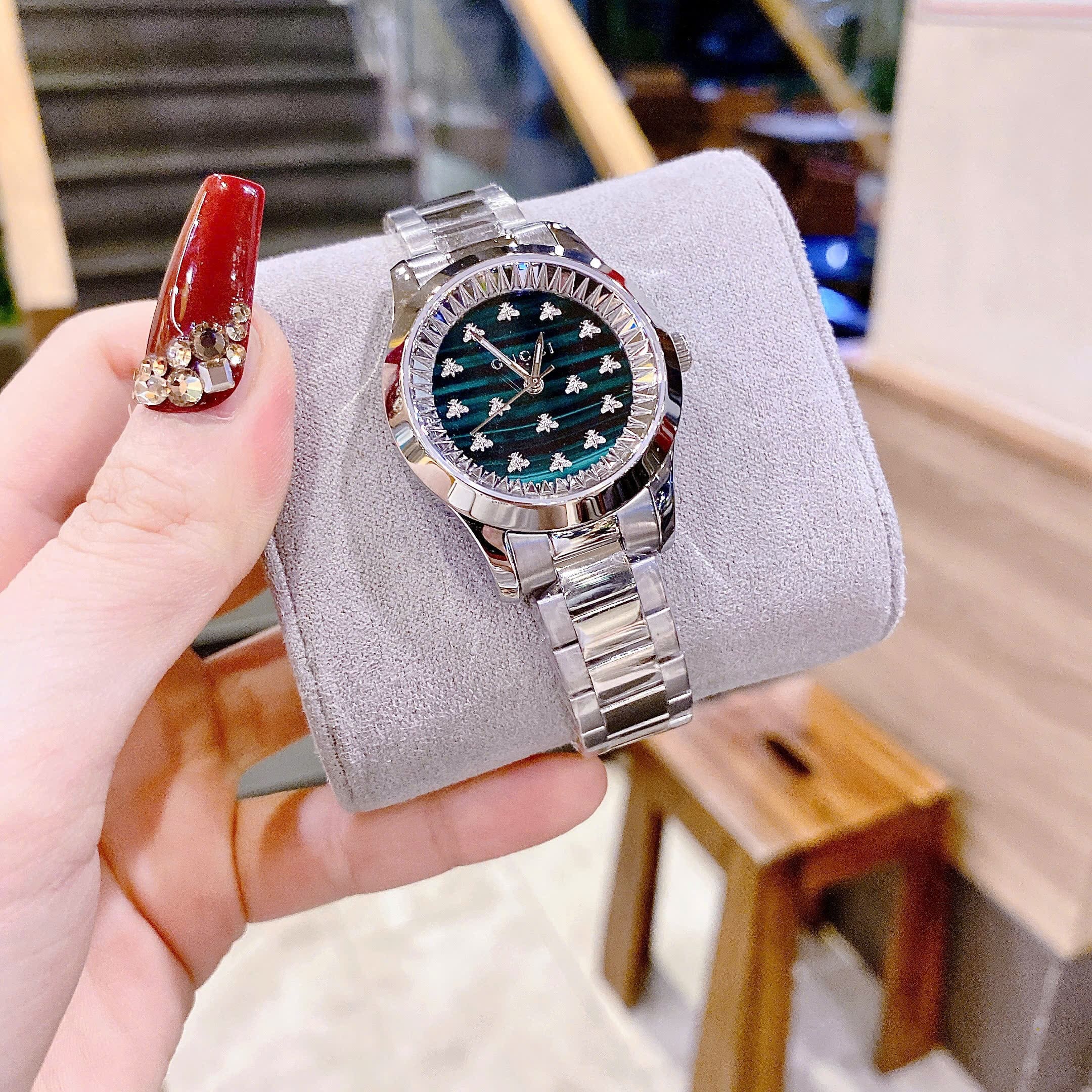 Đồng Hồ Gucci G-Timeless |Nữ Giới |Mặt Xanh Lá |Đính Ong |Dây Kim Loại Silver |Máy Pin (Quartz) |Size 32mm |donghogiatot.vn