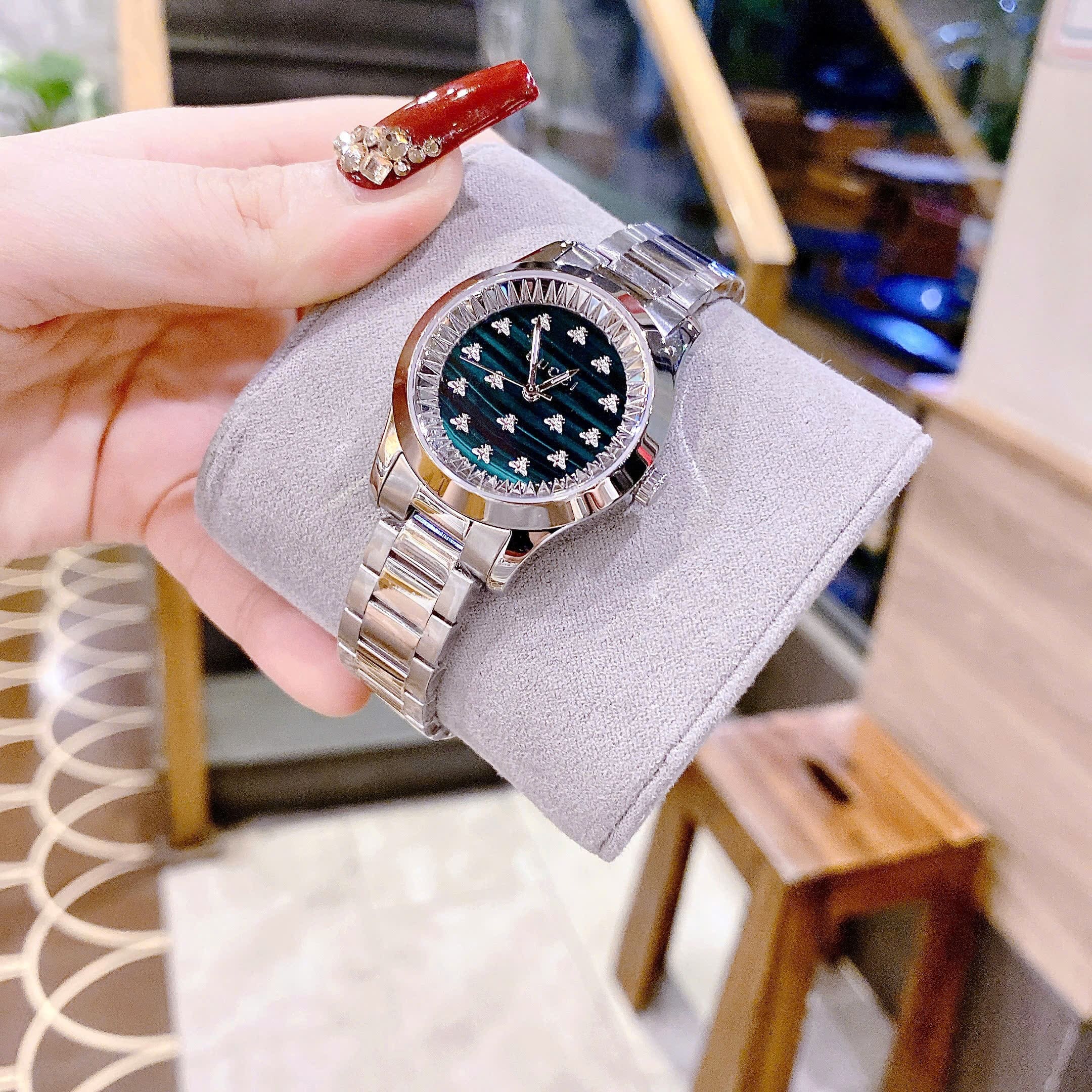 Đồng Hồ Gucci G-Timeless |Nữ Giới |Mặt Xanh Lá |Đính Ong |Dây Kim Loại Silver |Máy Pin (Quartz) |Size 32mm |donghogiatot.vn