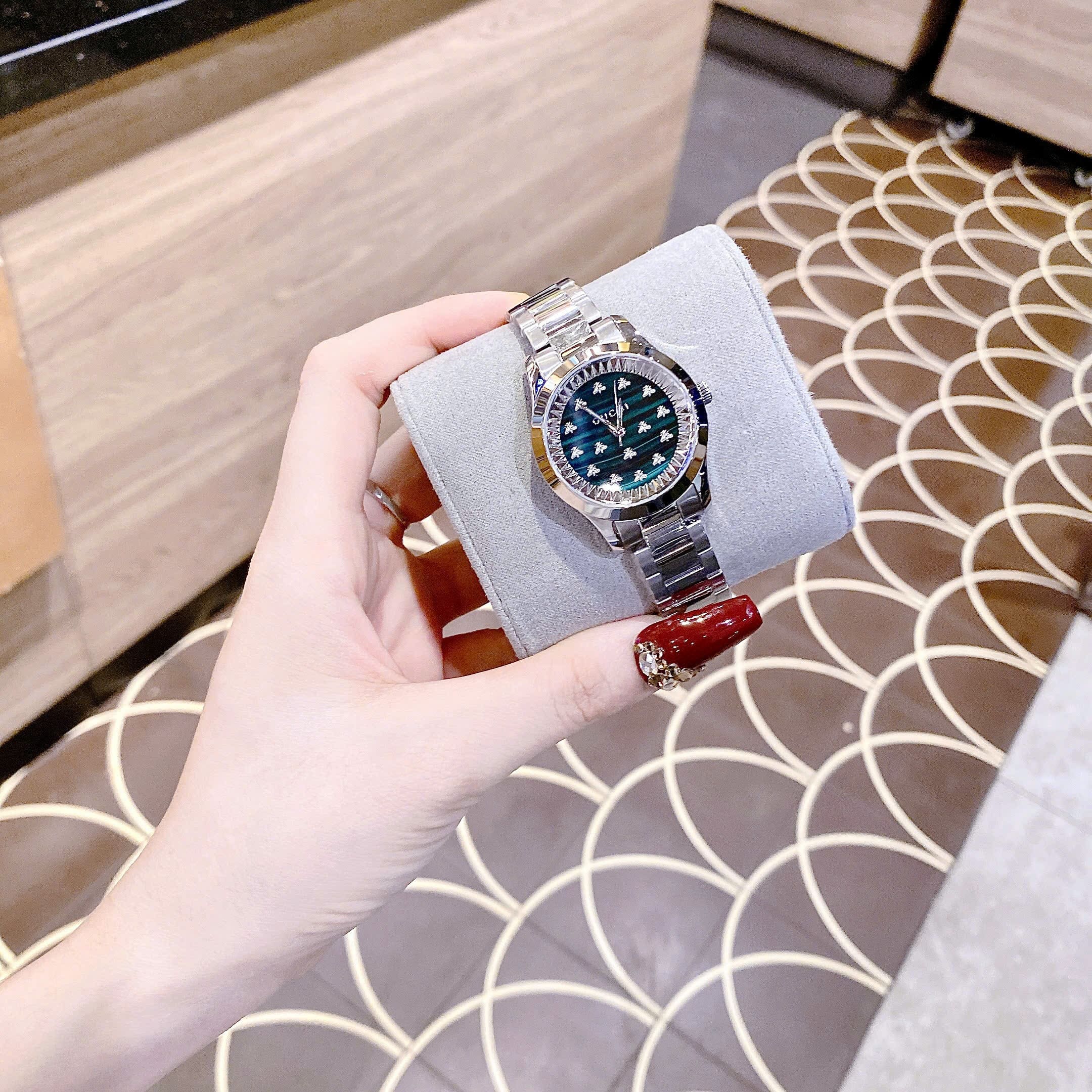 Đồng Hồ Gucci G-Timeless |Nữ Giới |Mặt Xanh Lá |Đính Ong |Dây Kim Loại Silver |Máy Pin (Quartz) |Size 32mm |donghogiatot.vn