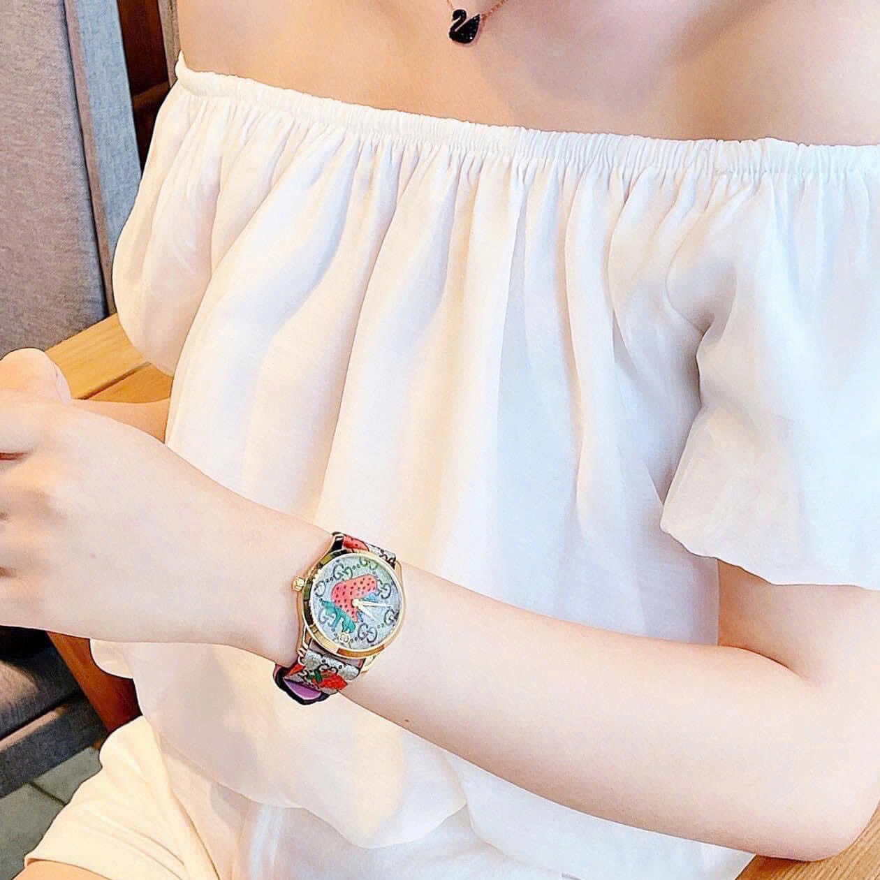 Đồng Hồ Gucci G-Timeless Strawberry |Nữ |Dây Da Họa Tiết Hình Trái Dâu |Máy Pin (Quartz) |Size 38mm |donghogiatot.vn