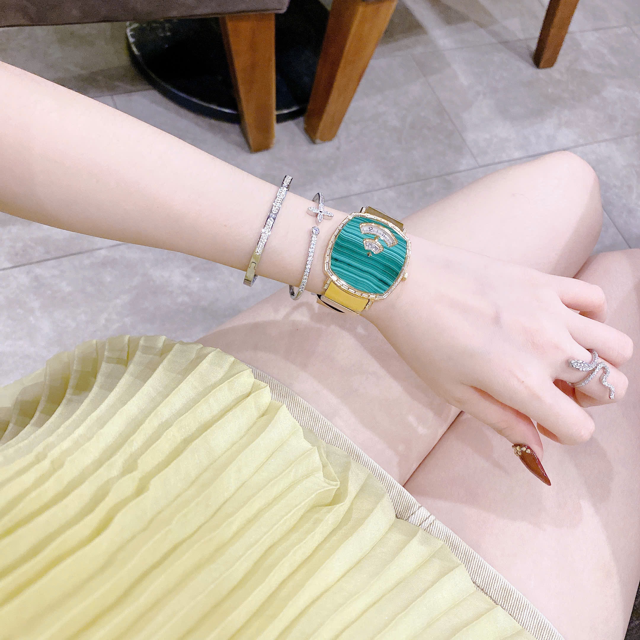 Đồng Hồ Gucci Grip |Nữ |Mặt Vuông Xanh Lá |Đính Đá |Dây Kim Loại Vàng Gold |Máy Pin (Quartz) |Size 36mm |donghogiatot.vn