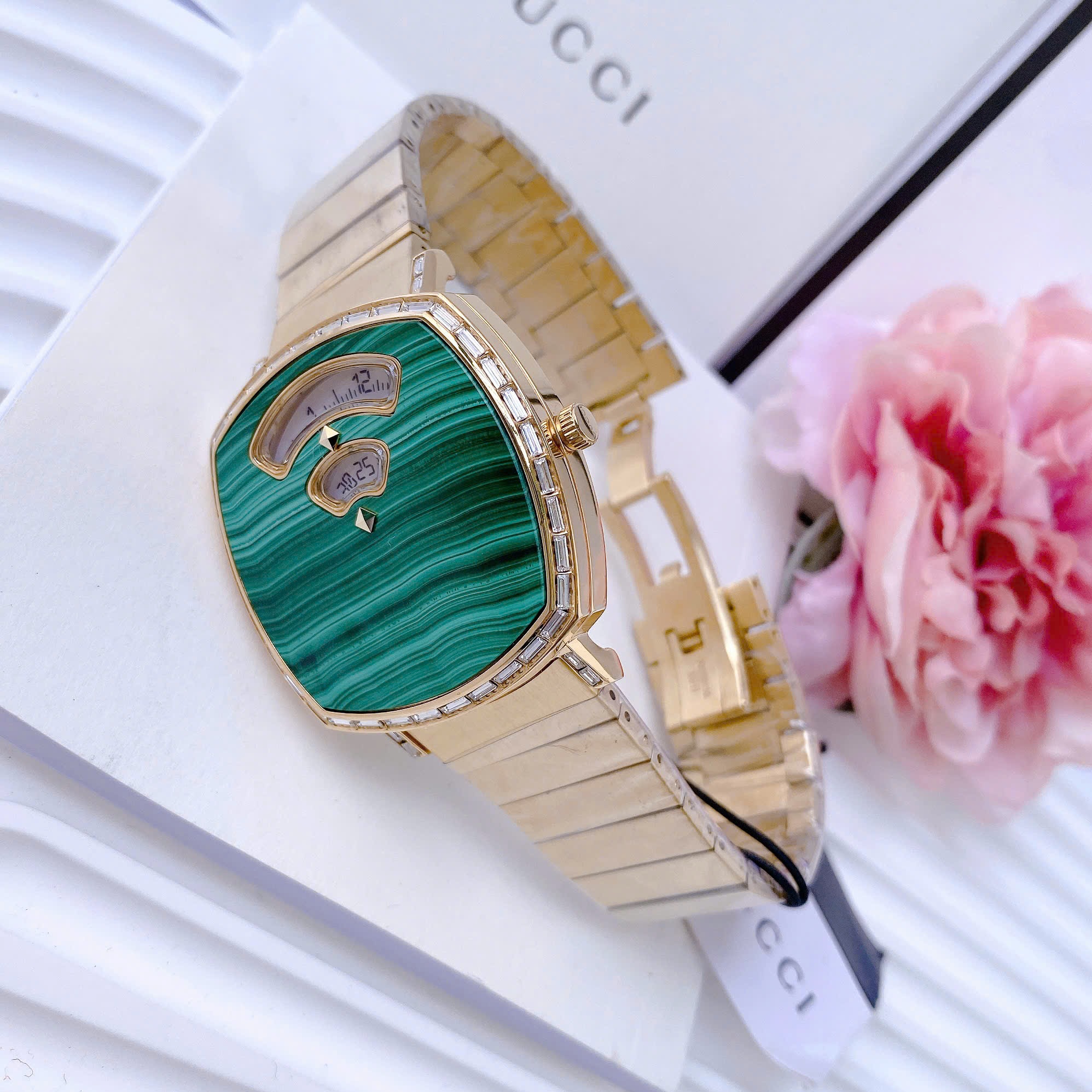 Đồng Hồ Gucci Grip |Nữ |Mặt Vuông Xanh Lá |Đính Đá |Dây Kim Loại Vàng Gold |Máy Pin (Quartz) |Size 36mm |donghogiatot.vn