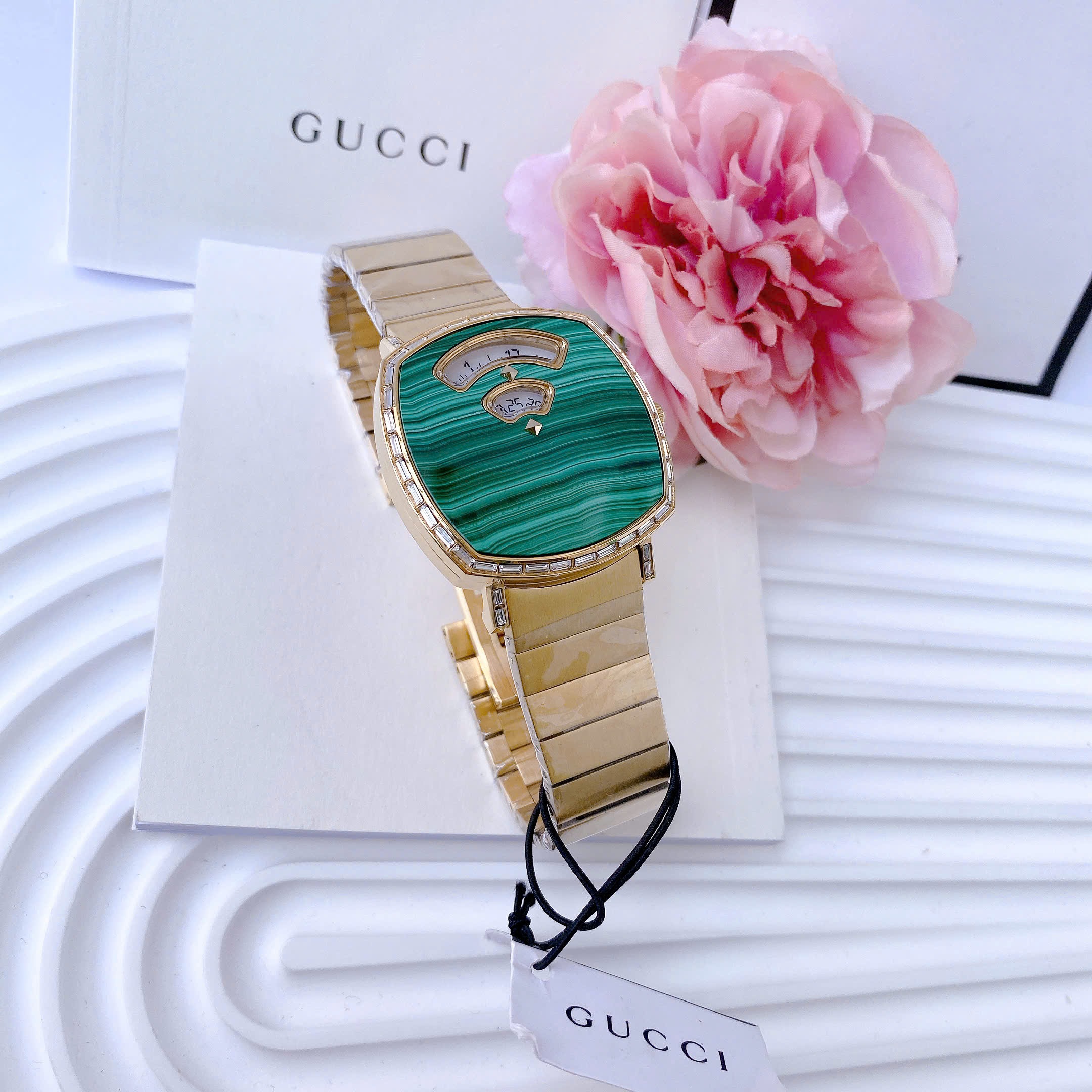 Đồng Hồ Gucci Grip |Nữ |Mặt Vuông Xanh Lá |Đính Đá |Dây Kim Loại Vàng Gold |Máy Pin (Quartz) |Size 36mm |donghogiatot.vn