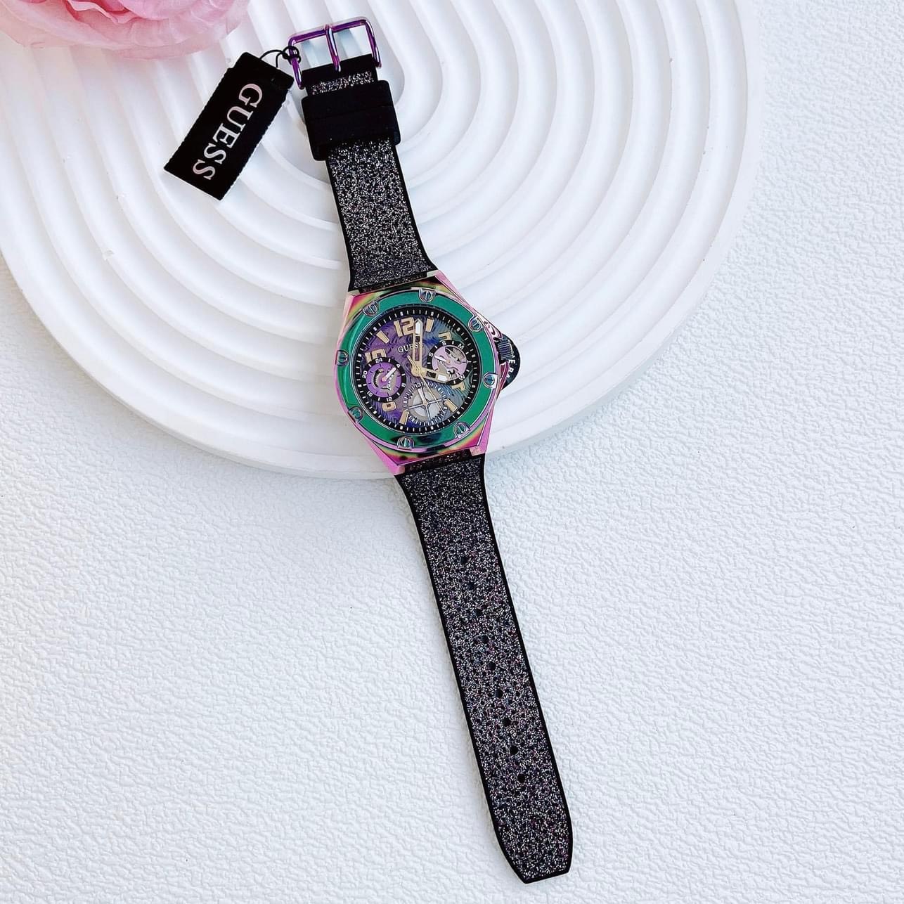 Đồng Hồ Guess Asteria |Nữ Giới |Hologram Tím |Dây Cao Su Xám Nhũ |Máy Pin (Quartz) |Size 40mm |donghogiatot.vn