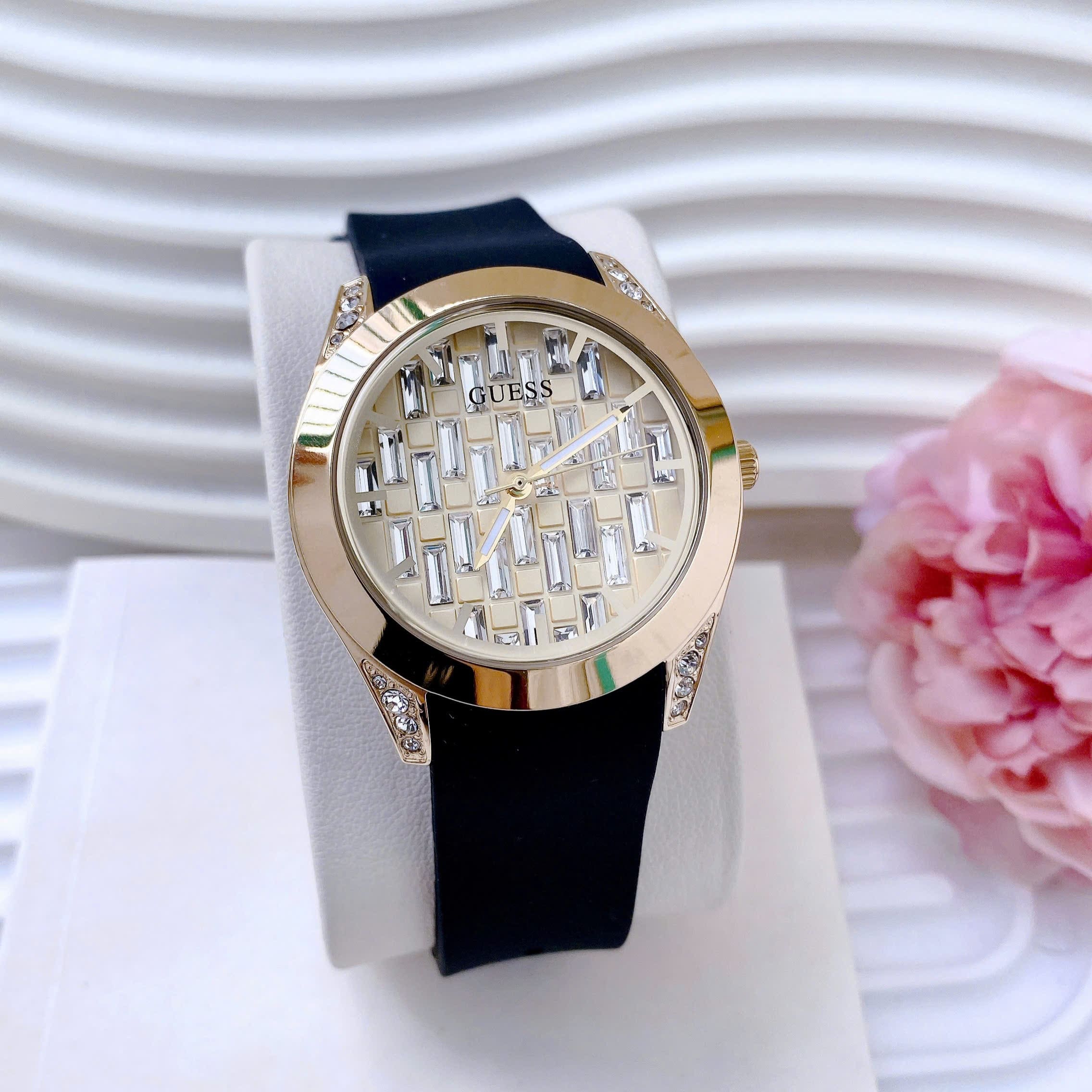 Đồng Hồ Guess Baguette |Nữ Giới |Vàng Gold |Dây Silicone Đen |Máy Pin (Quartz) |Size 39mm |donghogiatot.vn