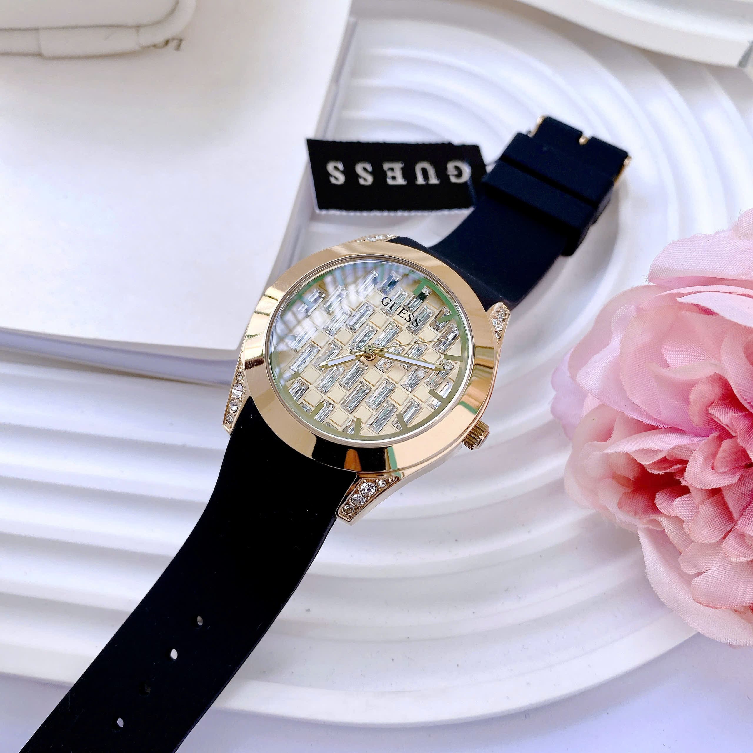 Đồng Hồ Guess Baguette |Nữ Giới |Vàng Gold |Dây Silicone Đen |Máy Pin (Quartz) |Size 39mm |donghogiatot.vn