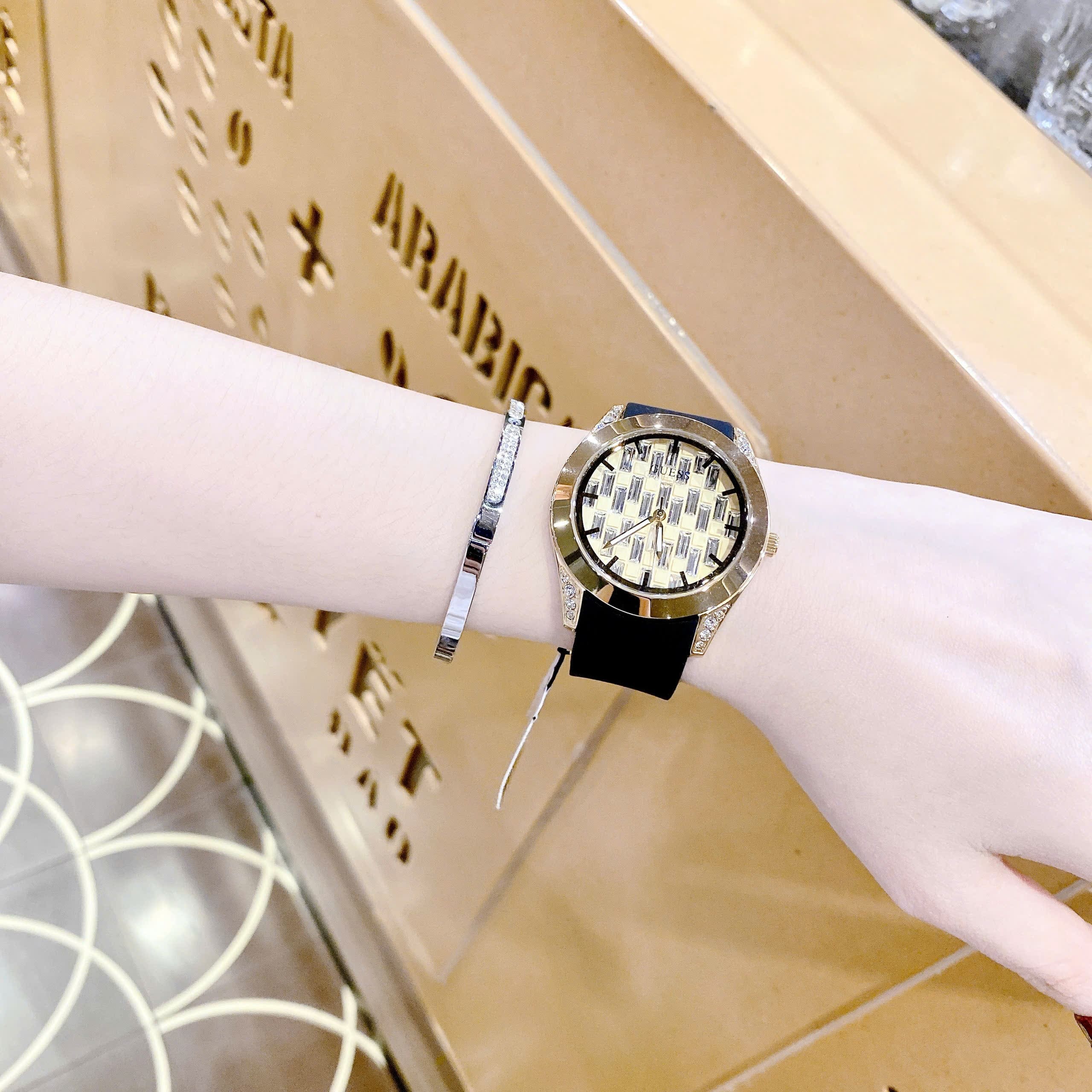 Đồng Hồ Guess Baguette |Nữ Giới |Vàng Gold |Dây Silicone Đen |Máy Pin (Quartz) |Size 39mm |donghogiatot.vn
