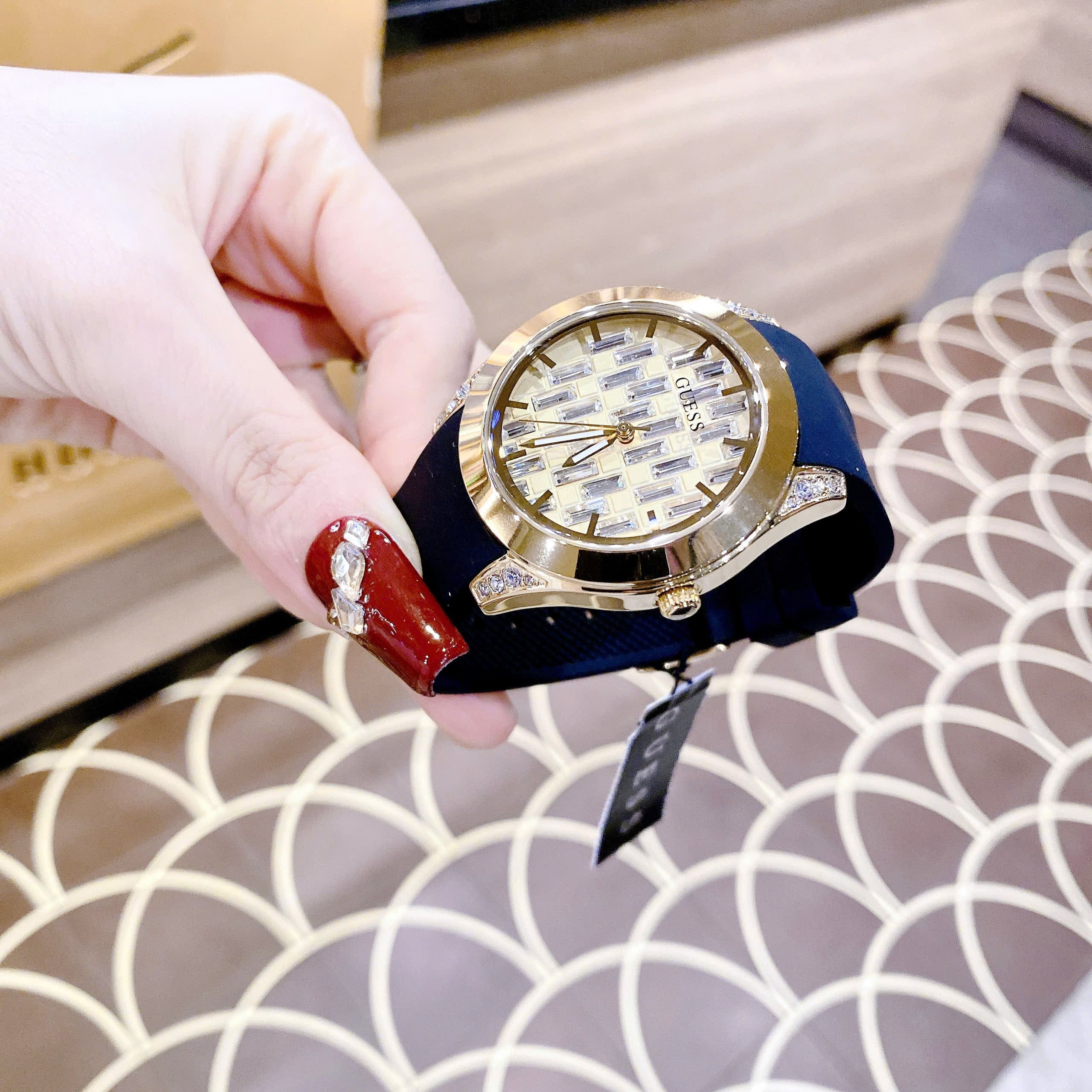 Đồng Hồ Guess Baguette |Nữ Giới |Vàng Gold |Dây Silicone Đen |Máy Pin (Quartz) |Size 39mm |donghogiatot.vn