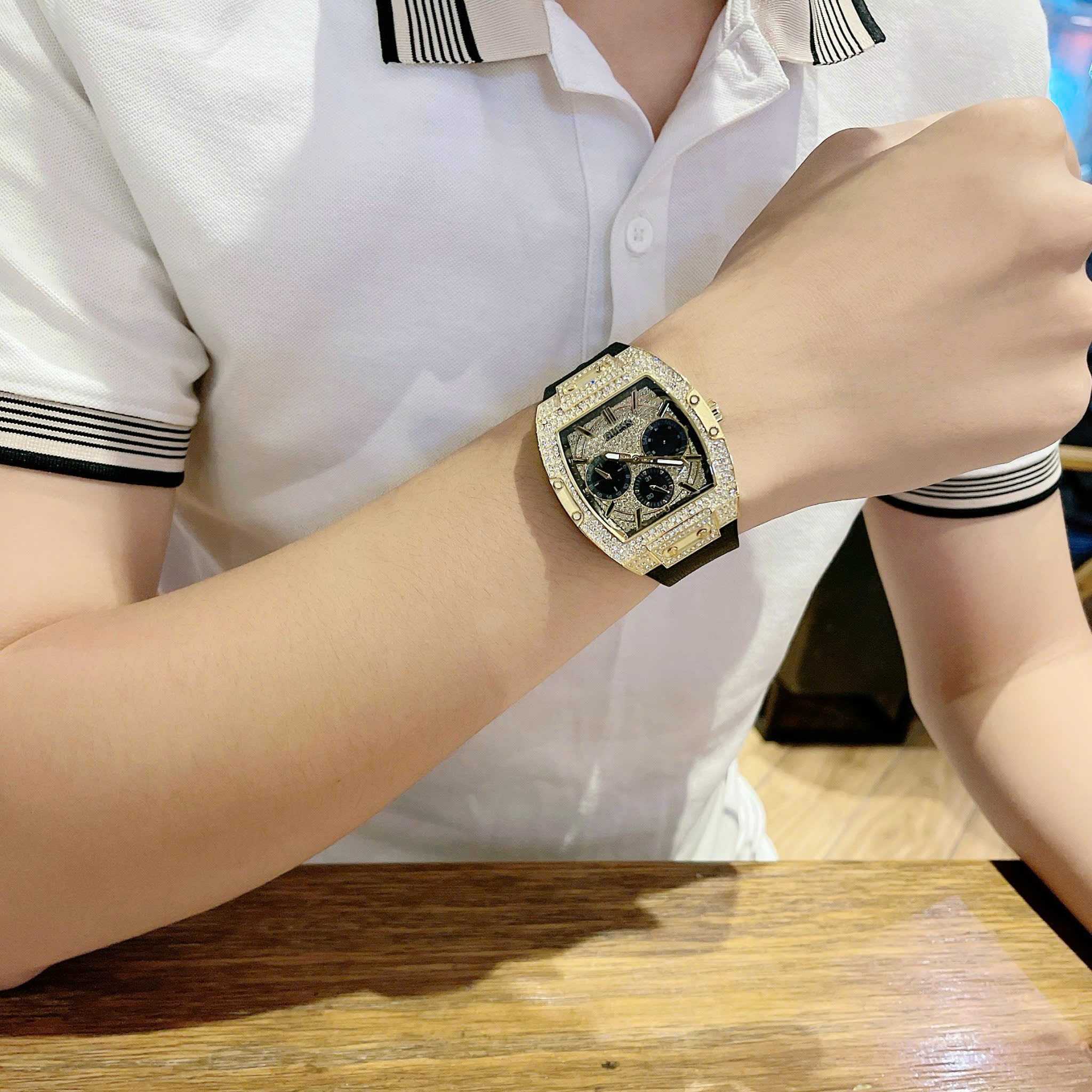 Đồng Hồ Guess Chronograph |Cặp Đôi |Mặt Chữ Nhật Vàng Gold |Dây Sillicone Đen |Size 43x38mm |donghogiatot.vn