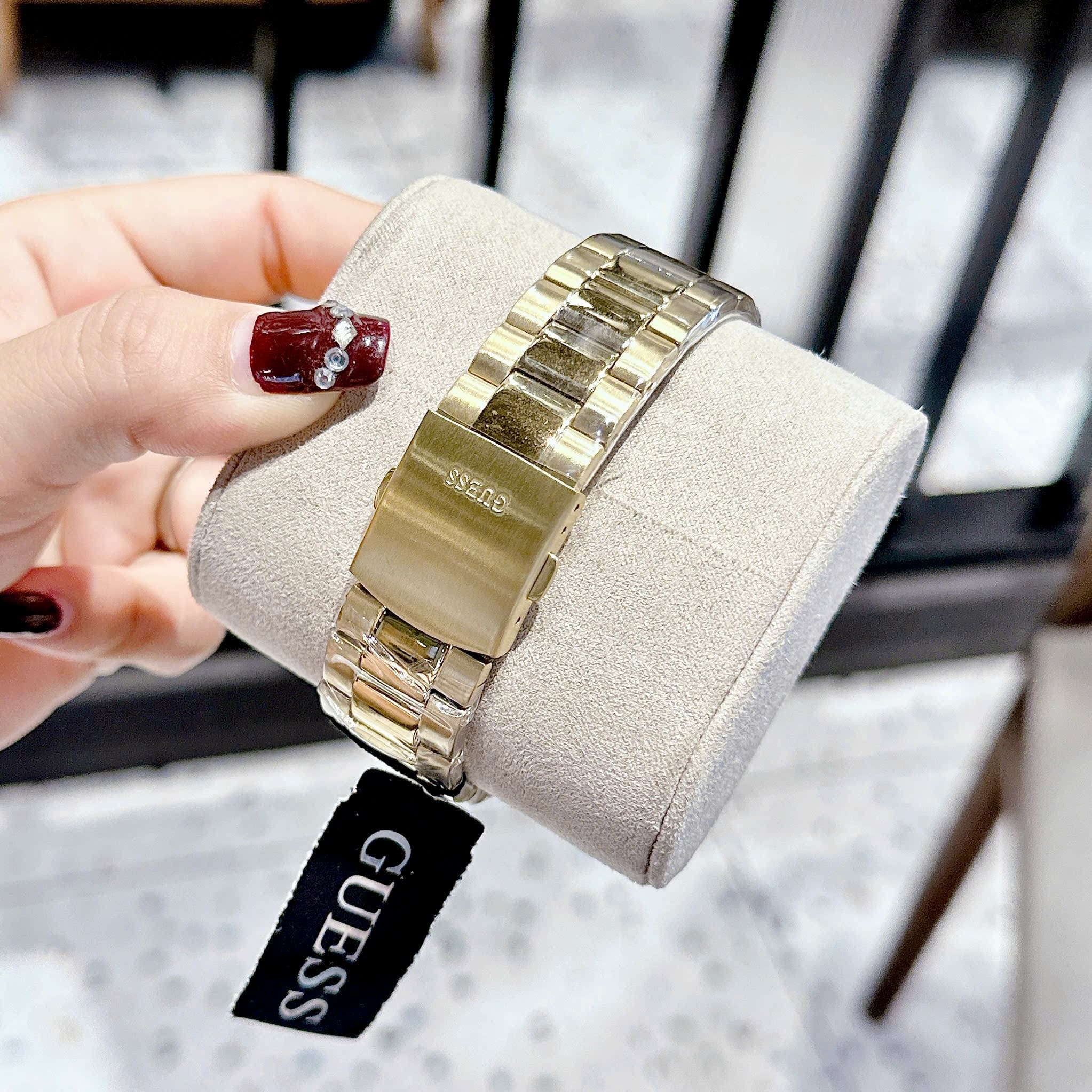 Đồng Hồ Guess 2 Lịch |Nam Giới |Mặt Xanh Lá |Dây Kim Loại Vàng Gold |Máy Pin (Quartz) |Size 42mm |donghogiatot.vn