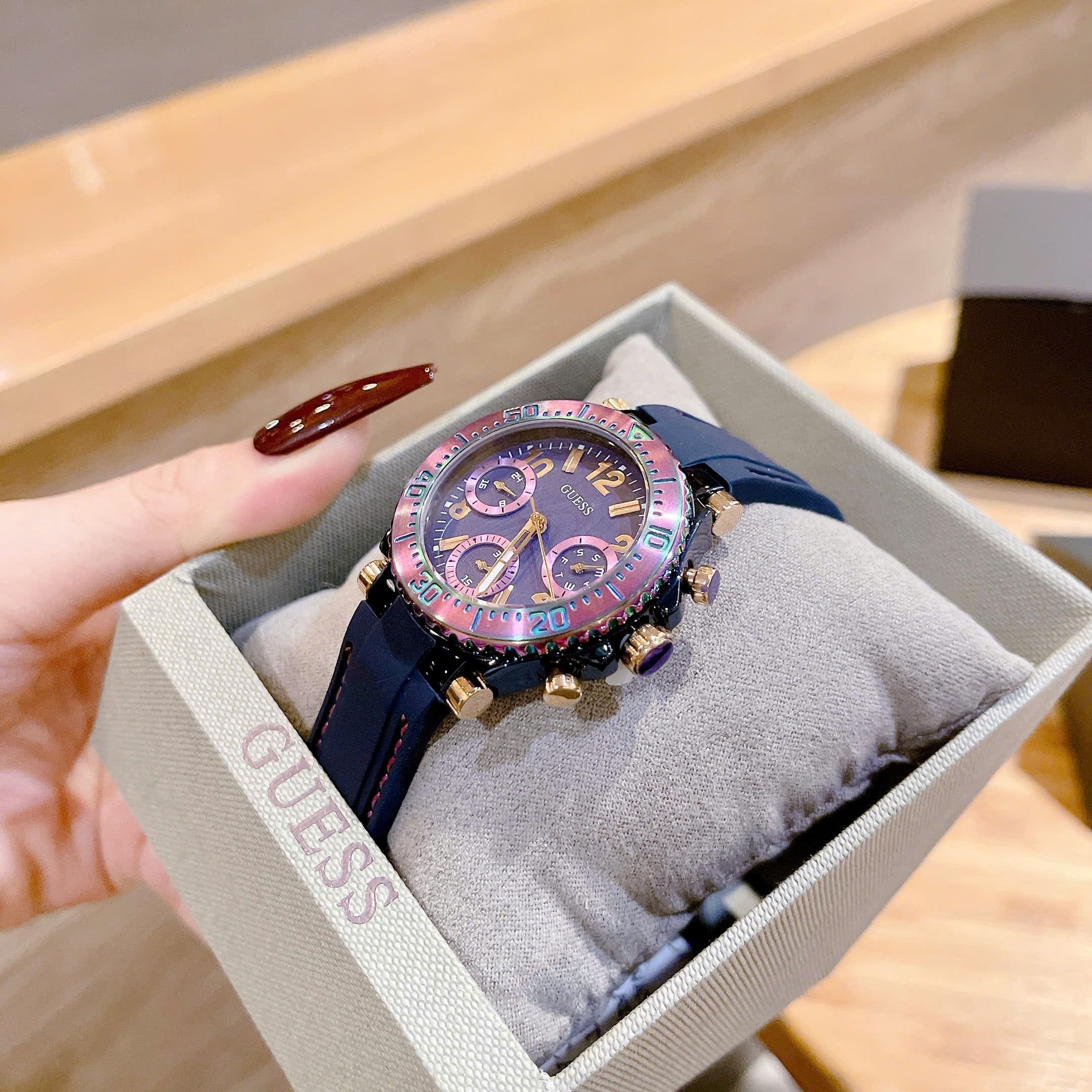 Đồng Hồ Guess Cosmic |Nữ Giới |Mặt Màu Tím |Dây Sillicone Xanh Dương |Máy Pin (Quartz) |Size 36mm |donghogiatot.vn