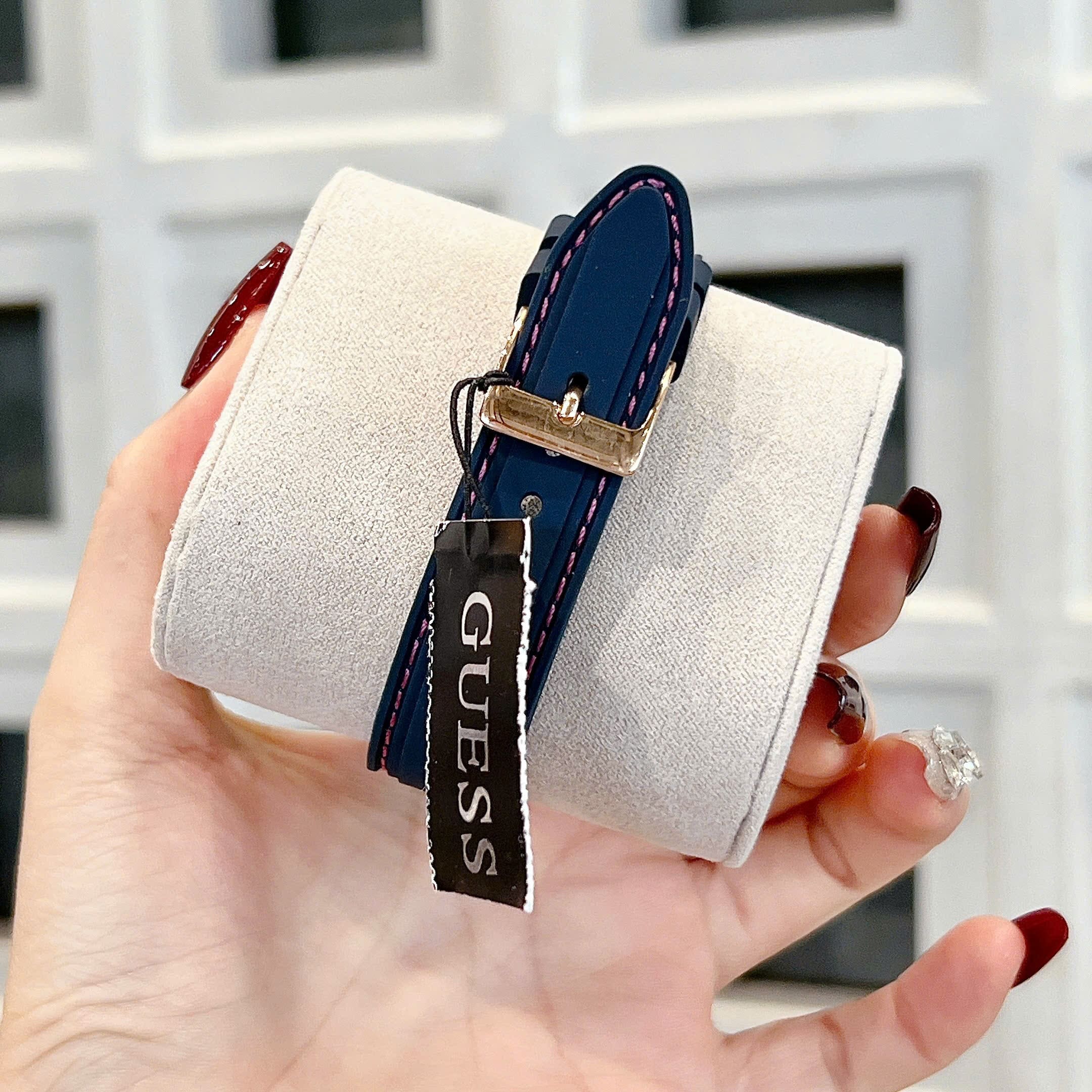 Đồng Hồ Guess Cosmic |Nữ Giới |Mặt Màu Tím |Dây Sillicone Xanh Dương |Máy Pin (Quartz) |Size 36mm |donghogiatot.vn