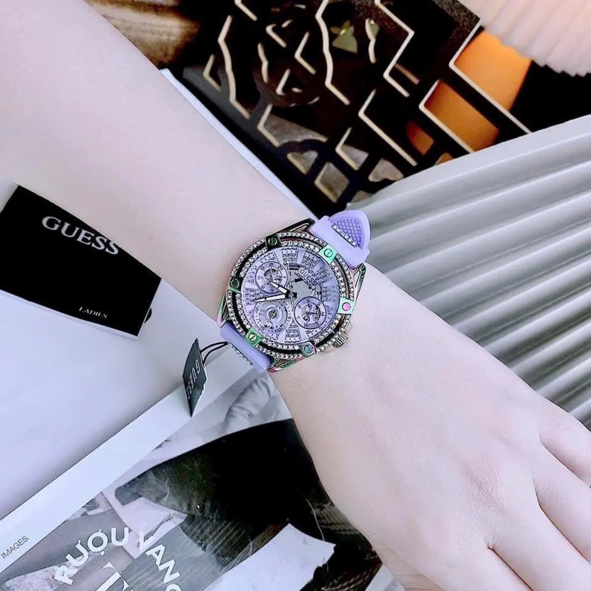 Đồng Hồ Guess Cut-Thru |Nữ Giới |Đính Đá Silver |Dây Sillicone Tím |Máy Pin (Quartz) |Size 38mm |donghogiatot.vn
