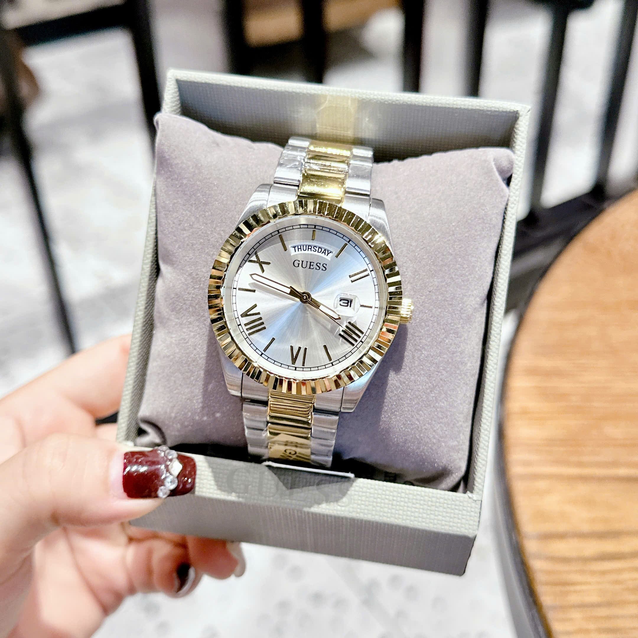 Đồng Hồ Guess Dáng Rolex |Nam Giới |Mặt Trắng |Dây Kim Loại Demi Vàng |Máy Pin (Quartz) |Size 42mm |donghogiatot.vn