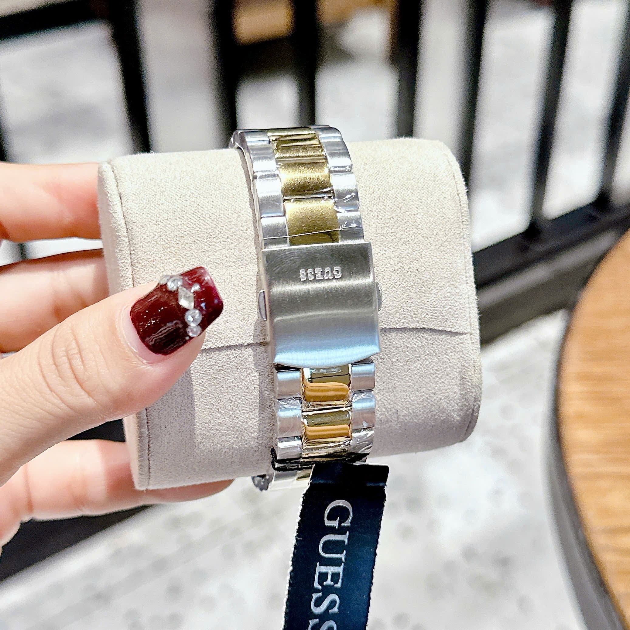 Đồng Hồ Guess Dáng Rolex |Nam Giới |Mặt Trắng |Dây Kim Loại Demi Vàng |Máy Pin (Quartz) |Size 42mm |donghogiatot.vn