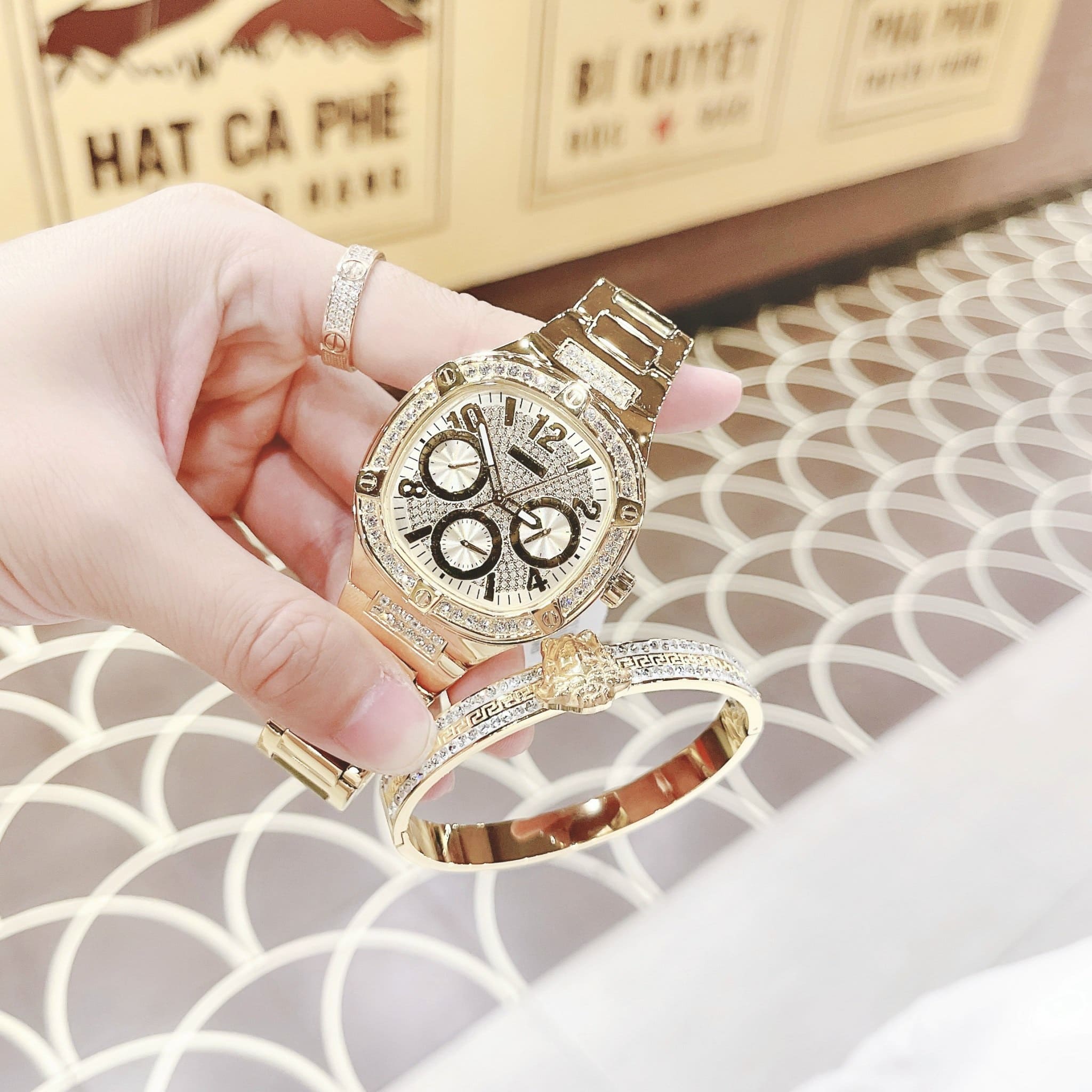 Đồng Hồ Guess Duke |Nữ Giới |Mặt Vuông |Dây Kim Loại Vàng Gold |Máy Pin (Quartz) |Size 40mm |donghogiatot.vn