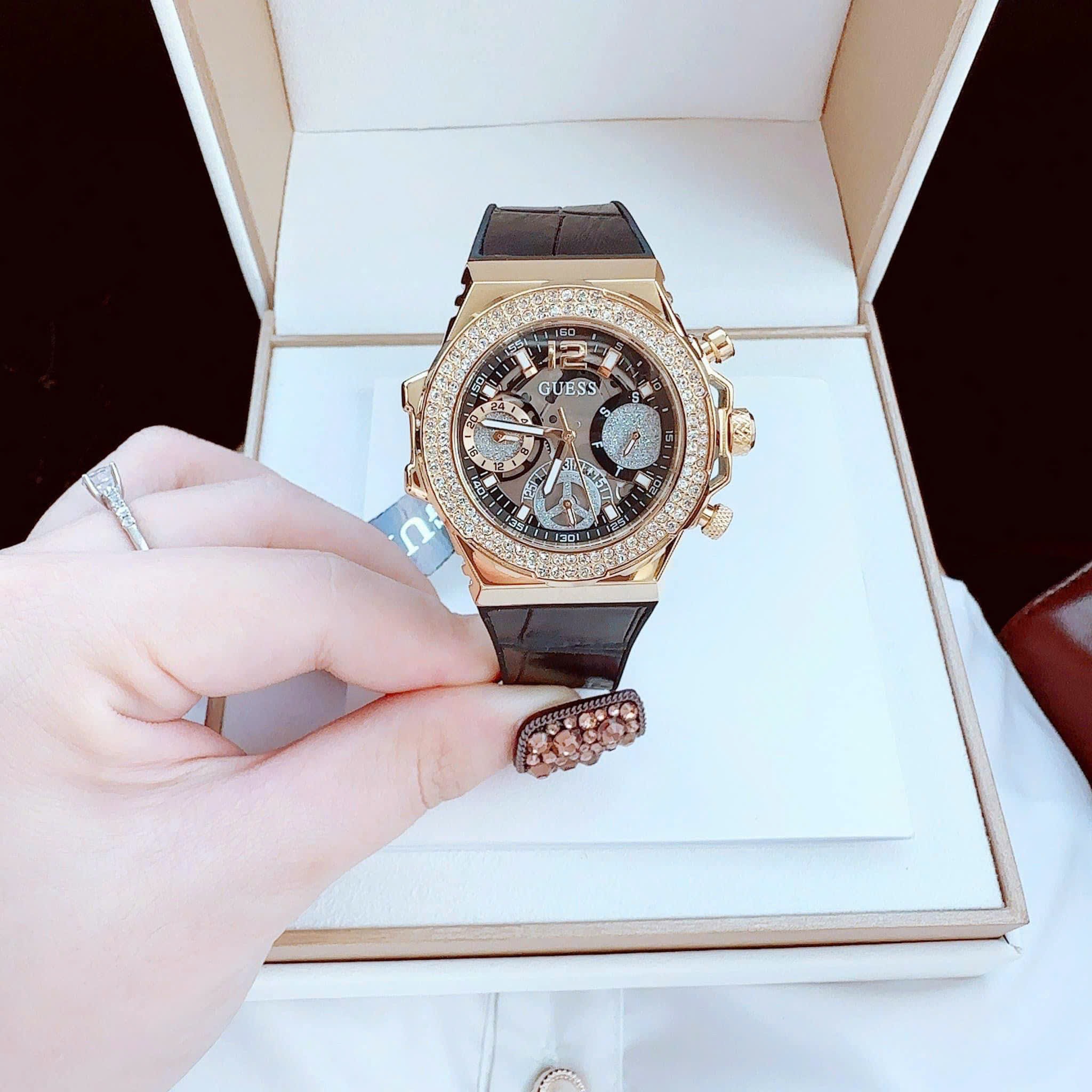 Đồng Hồ Guess Fusion |Nữ Giới |Đính Đá Vàng Gold |Dây Da Đen Bọc Silicone |Máy Pin (Quartz) |Size 36mm |donghogiatot.vn