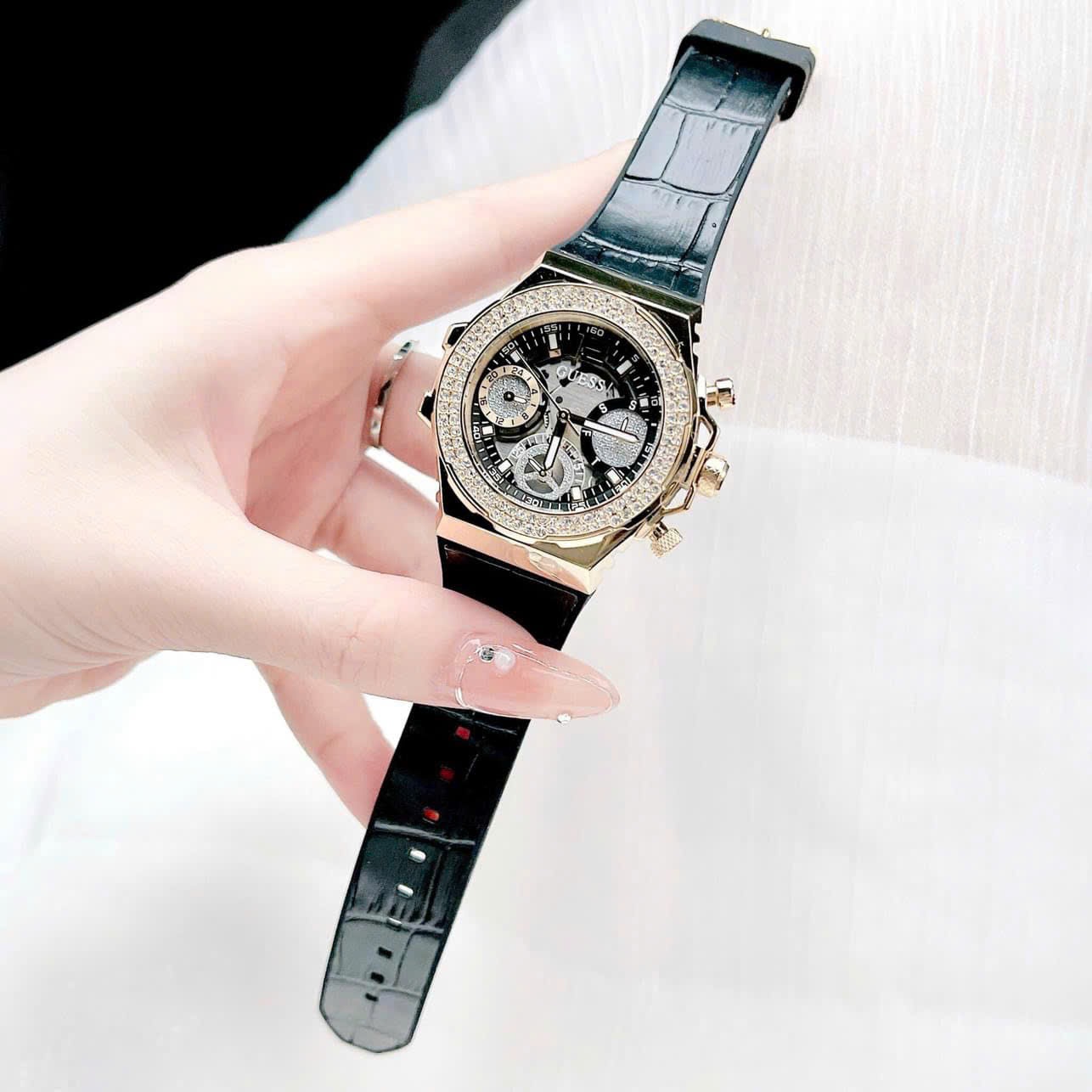 Đồng Hồ Guess Fusion |Nữ Giới |Đính Đá Vàng Gold |Dây Da Đen Bọc Silicone |Máy Pin (Quartz) |Size 36mm |donghogiatot.vn