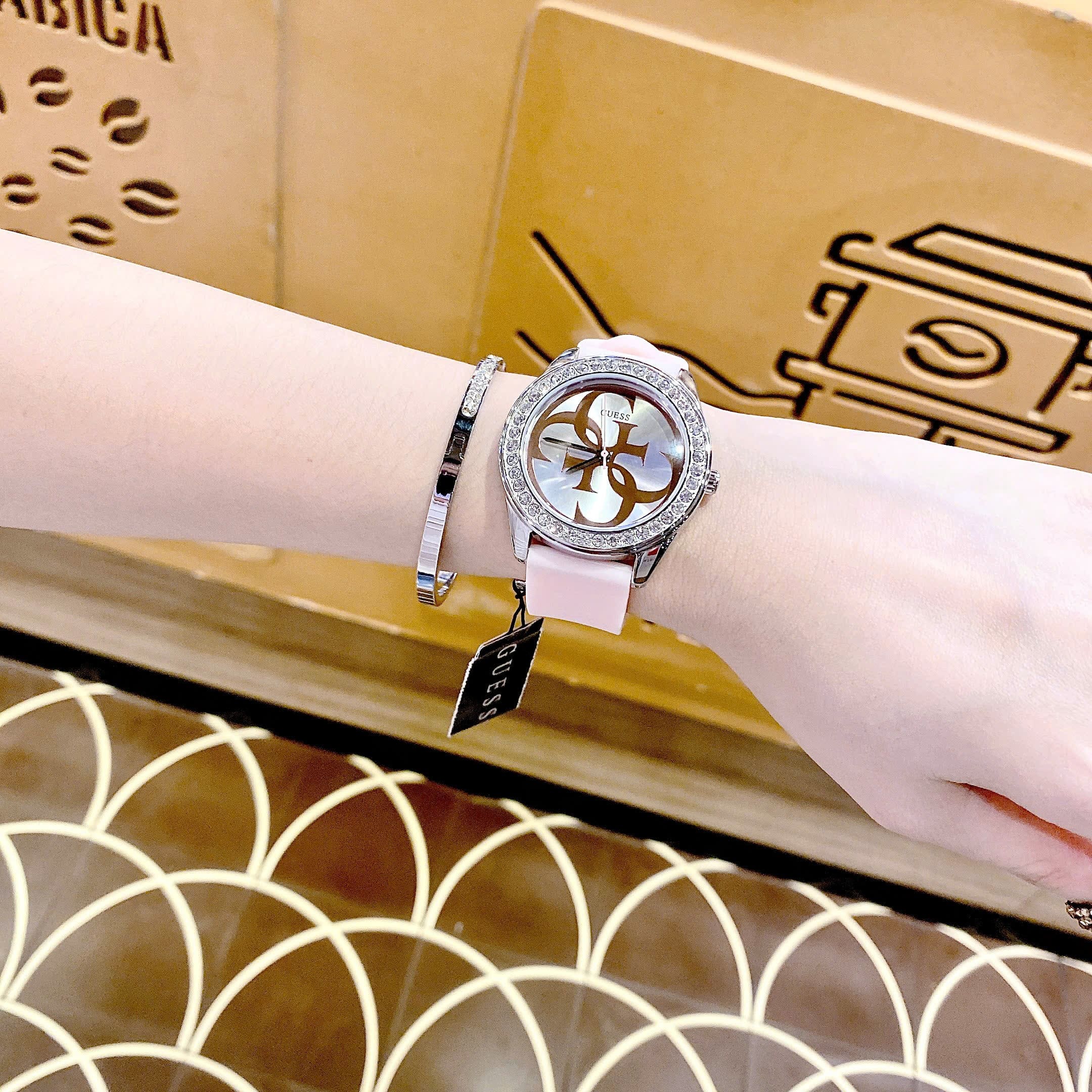 Đồng Hồ Guess G-Twist |Nữ Giới |Đính Đá |Silver |Dây Silicone Hồng |Máy Pin (Quartz) |Size 38mm |donghogiatot.vn