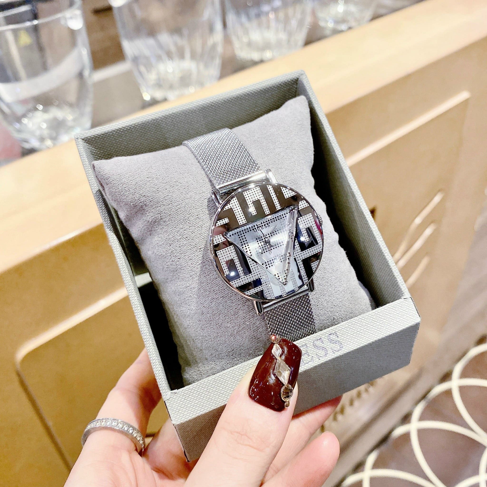 Đồng Hồ Guess Iconic |Nữ Giới |Mặt Trắng Silver |Dây Mesh Lưới |Máy Pin (Quartz) |Size 36mm |donghogiatot.vn