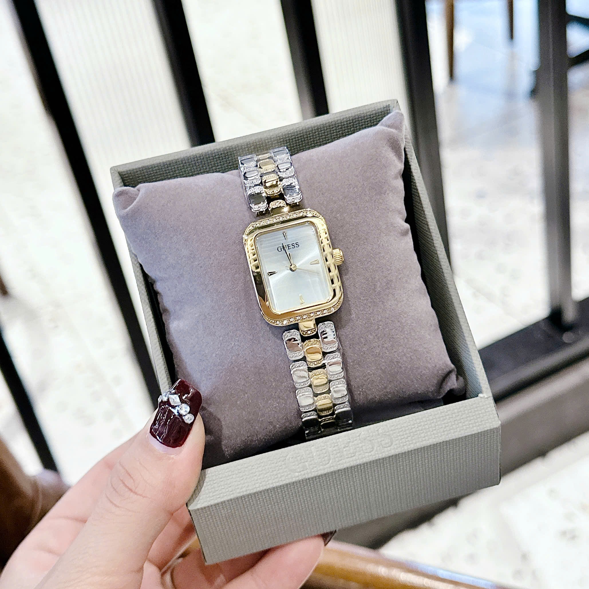 Đồng Hồ Guess Isla |Nữ Giới |Mặt Vuông Trắng |Dây Kim Loại Demi Vàng |Máy Pin (Quartz) |Size 22mm |donghogiatot.vn