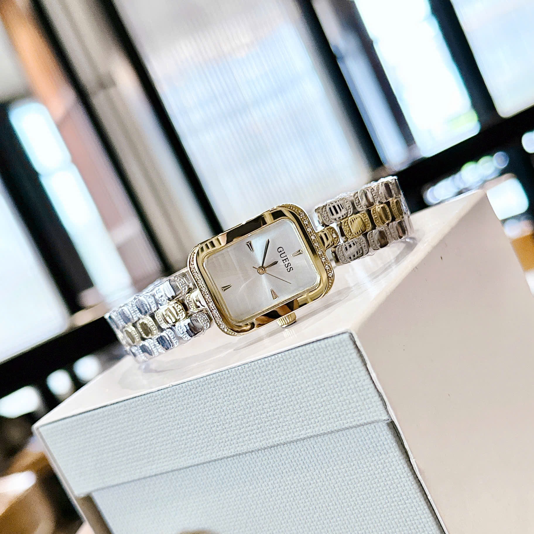 Đồng Hồ Guess Isla |Nữ Giới |Mặt Vuông Trắng |Dây Kim Loại Demi Vàng |Máy Pin (Quartz) |Size 22mm |donghogiatot.vn