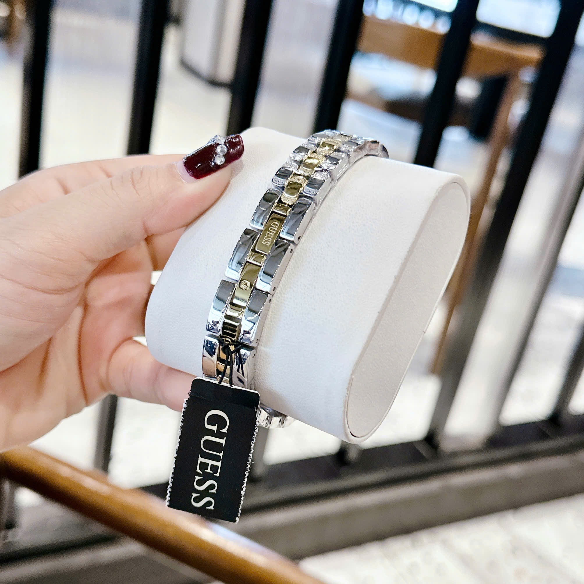 Đồng Hồ Guess Isla |Nữ Giới |Mặt Vuông Trắng |Dây Kim Loại Demi Vàng |Máy Pin (Quartz) |Size 22mm |donghogiatot.vn